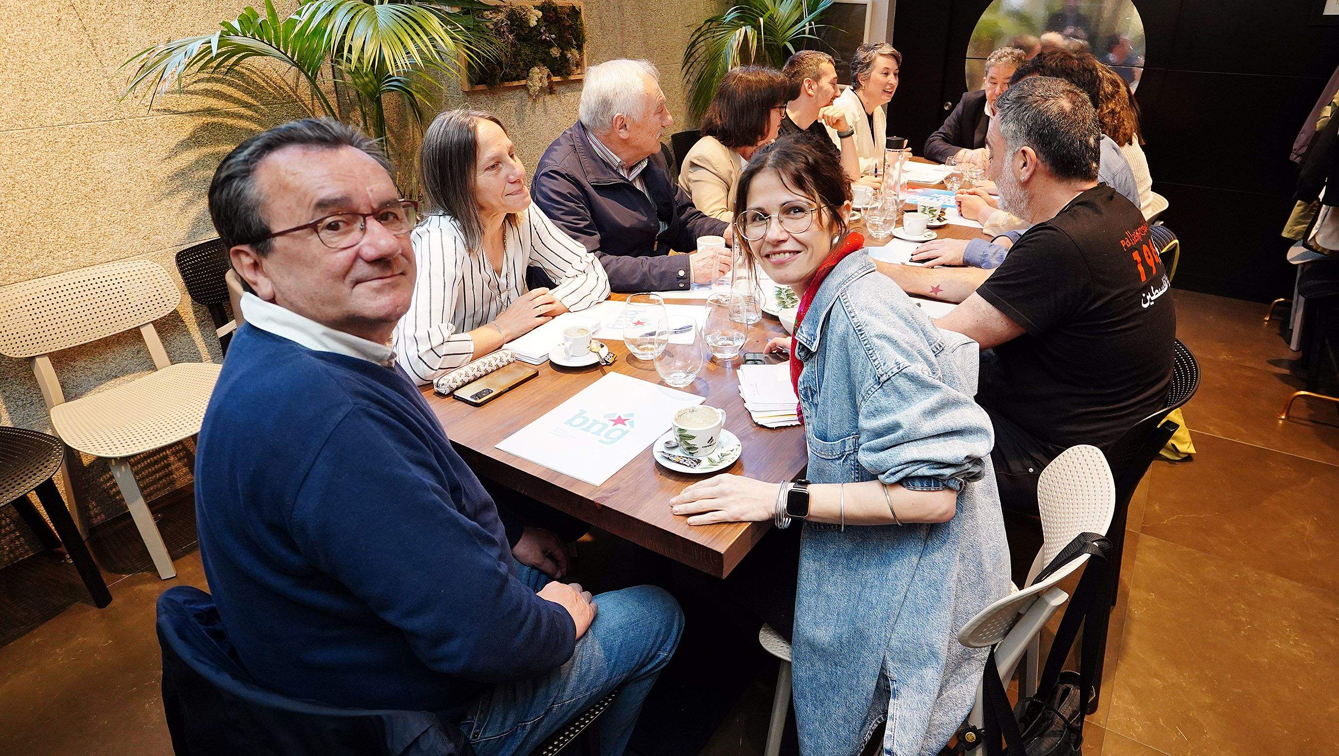 Xuntanza de Miguel Anxo Fernández Lores co seu grupo municipal e a executiva do BNG Xuntanza de Miguel Anxo Fernández Lores co seu grupo municipal e a executiva do BNG