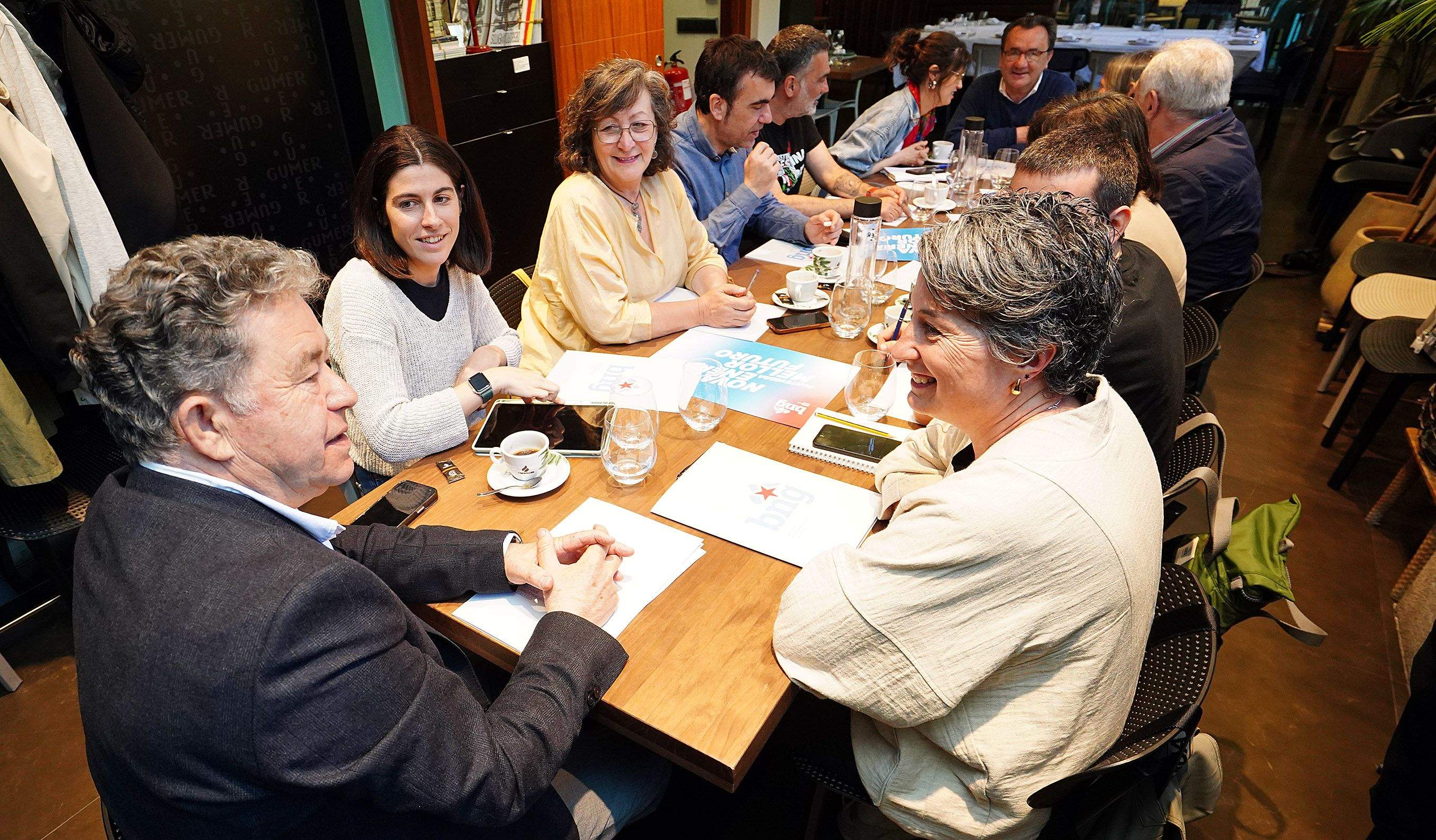 Xuntanza de Miguel Anxo Fernández Lores co seu grupo municipal e a executiva do BNG Xuntanza de Miguel Anxo Fernández Lores co seu grupo municipal e a executiva do BNG