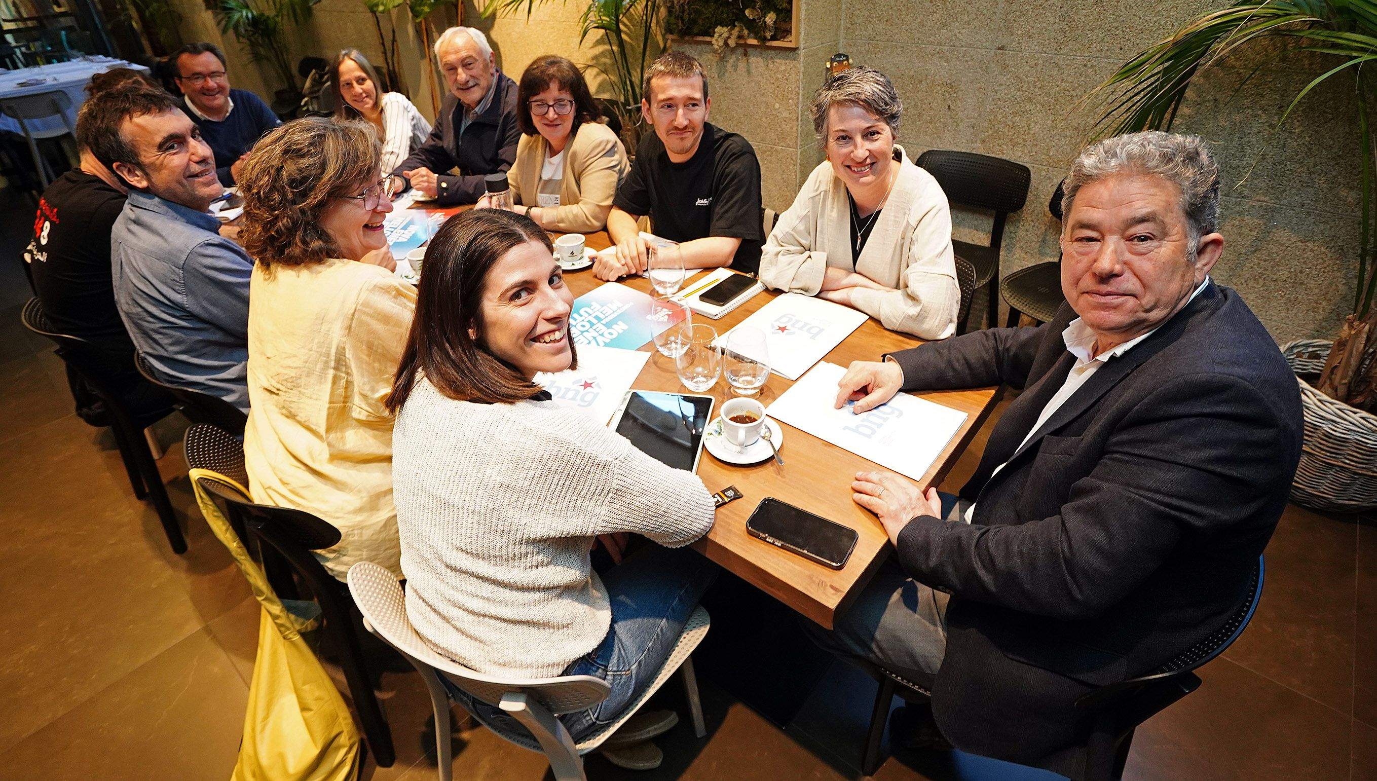 Xuntanza de Miguel Anxo Fernández Lores co seu grupo municipal e a executiva do BNG Xuntanza de Miguel Anxo Fernández Lores co seu grupo municipal e a executiva do BNG