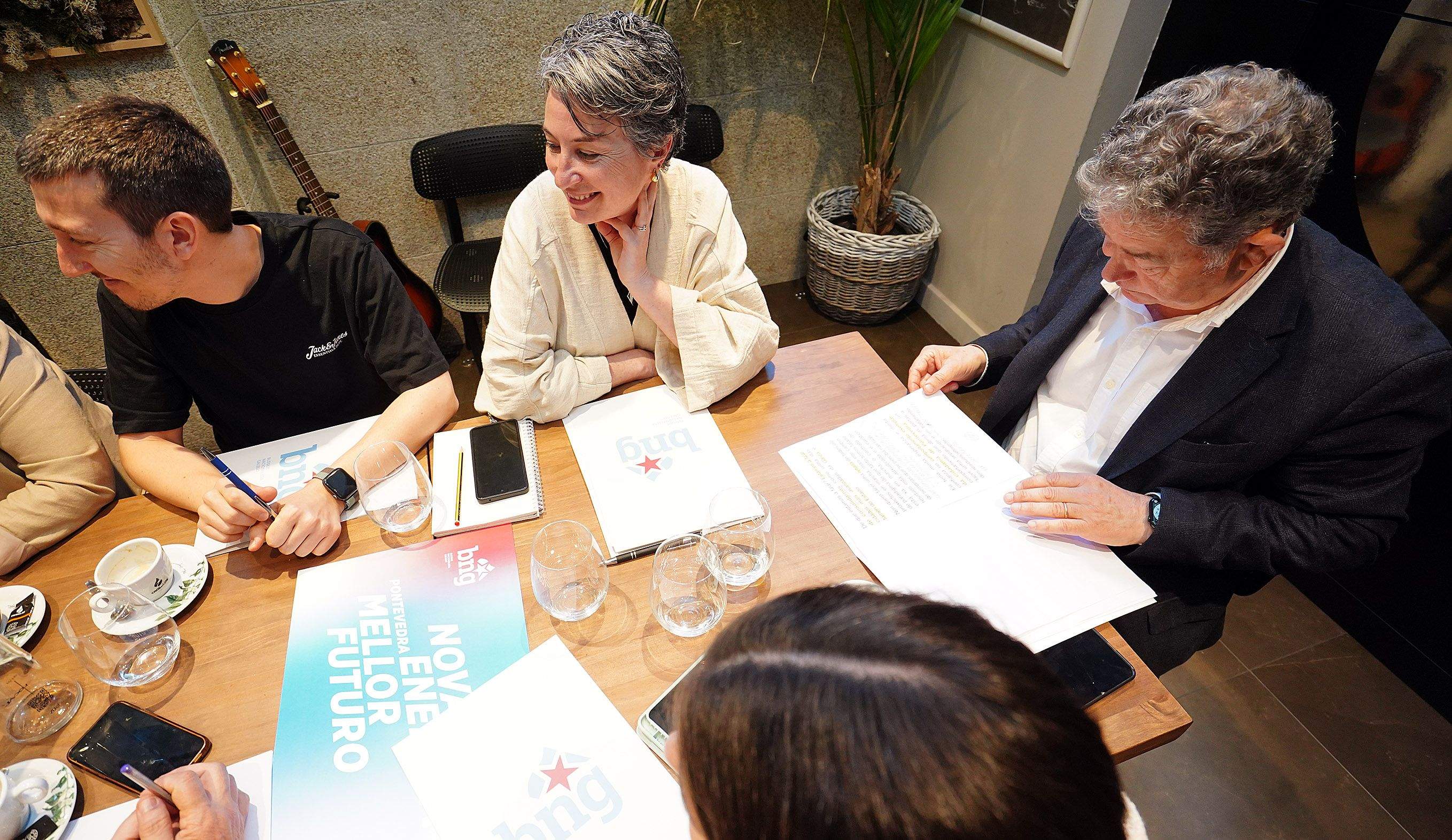 Xuntanza de Miguel Anxo Fernández Lores co seu grupo municipal e a executiva do BNG Xuntanza de Miguel Anxo Fernández Lores co seu grupo municipal e a executiva do BNG