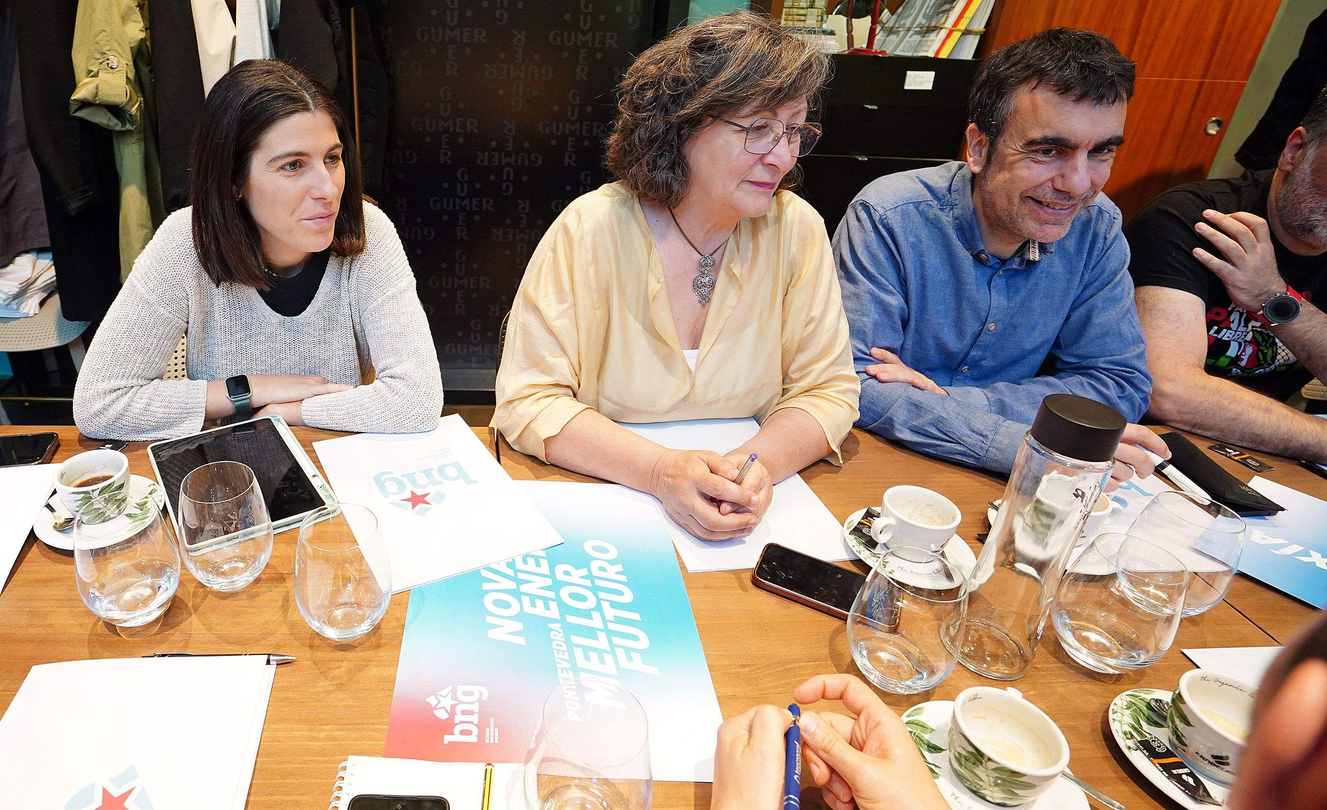 Xuntanza de Miguel Anxo Fernández Lores co seu grupo municipal e a executiva do BNG Xuntanza de Miguel Anxo Fernández Lores co seu grupo municipal e a executiva do BNG