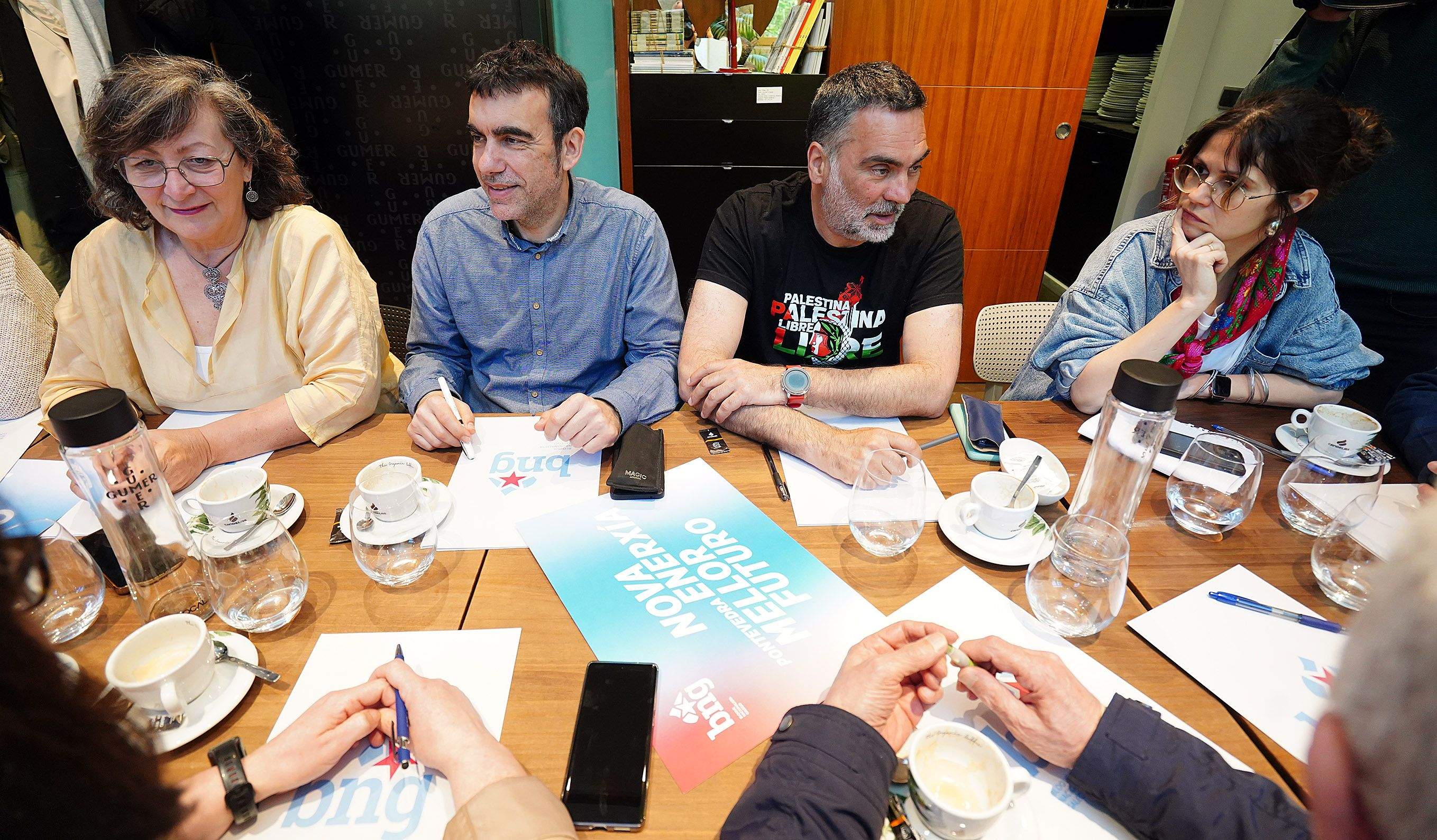 Xuntanza de Miguel Anxo Fernández Lores co seu grupo municipal e a executiva do BNG Xuntanza de Miguel Anxo Fernández Lores co seu grupo municipal e a executiva do BNG