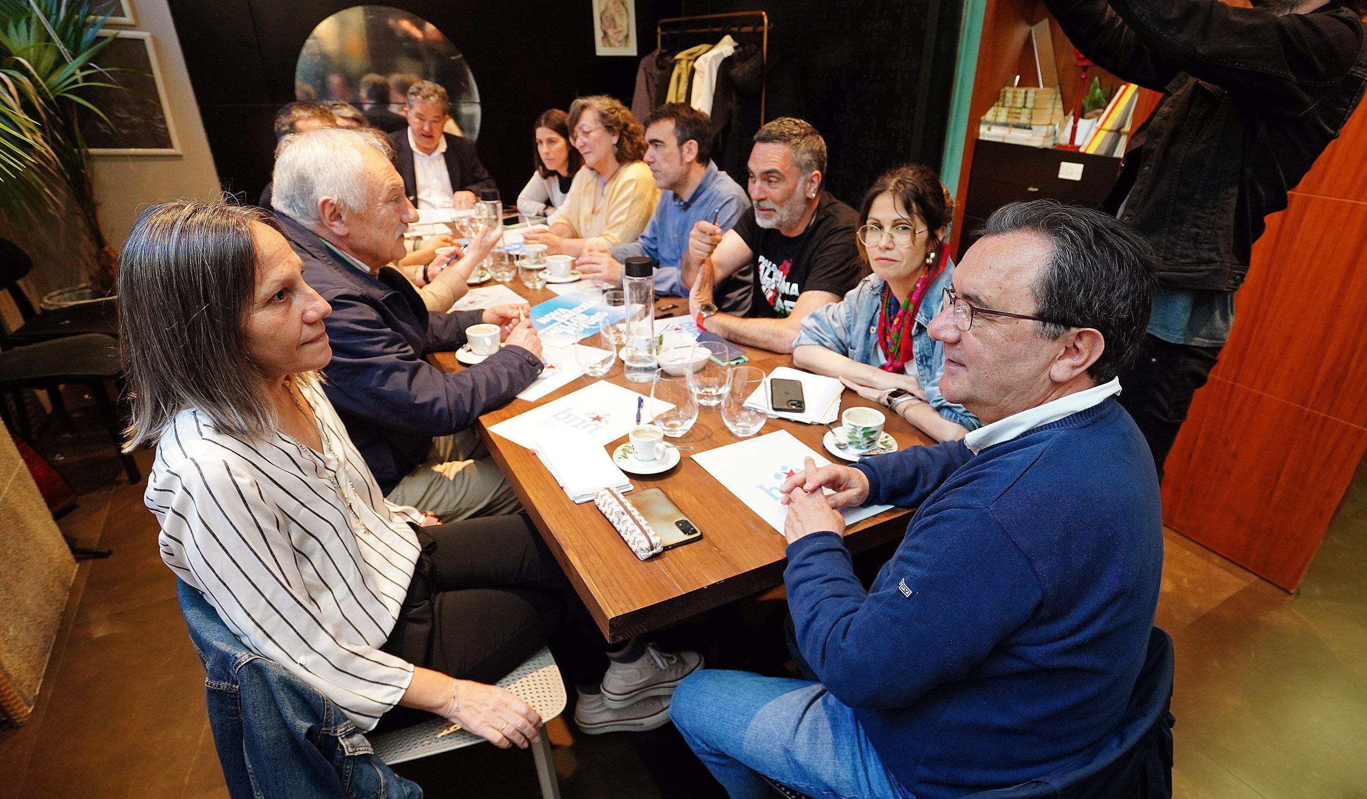 Xuntanza de Miguel Anxo Fernández Lores co seu grupo municipal e a executiva do BNG Xuntanza de Miguel Anxo Fernández Lores co seu grupo municipal e a executiva do BNG