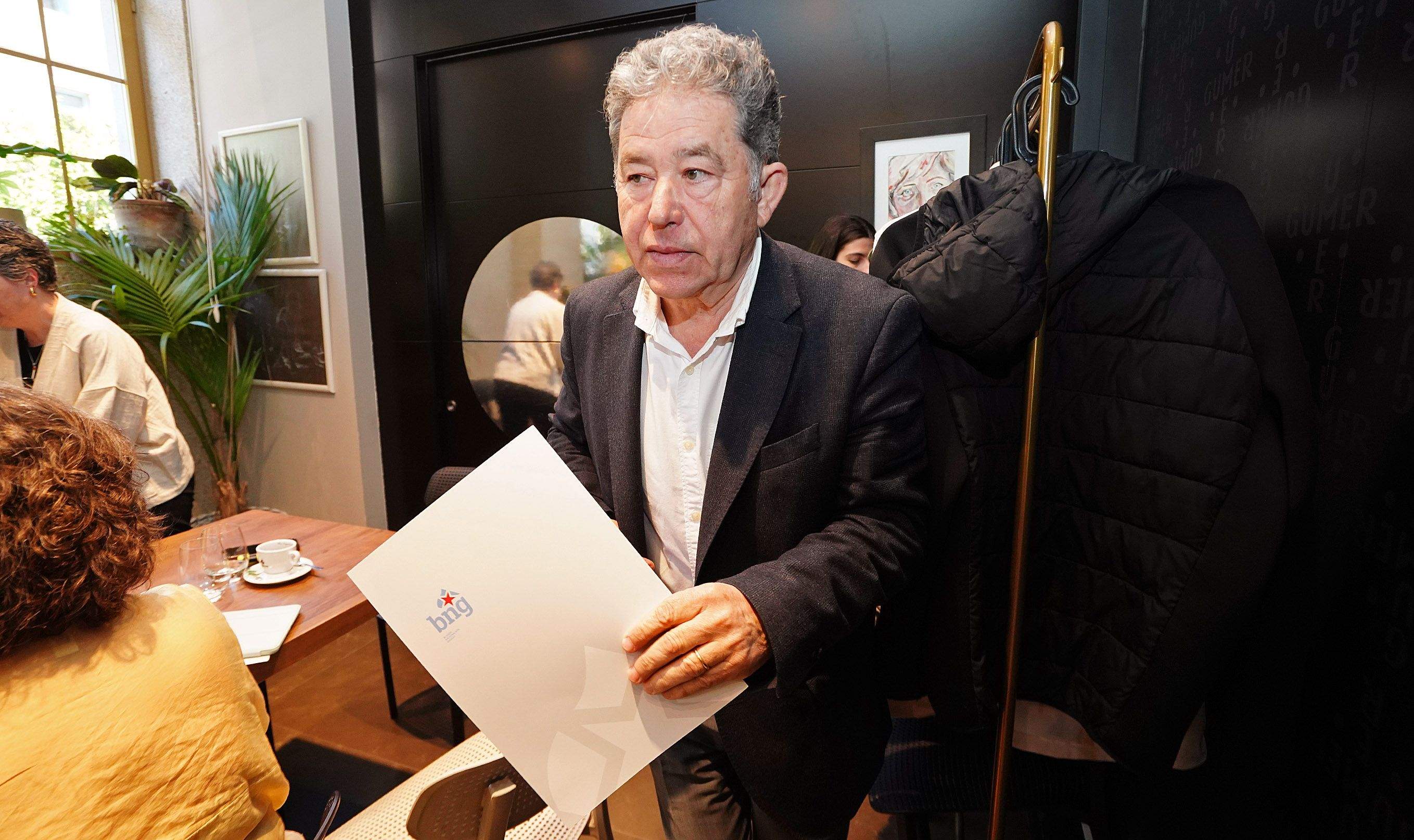 Xuntanza de Miguel Anxo Fernández Lores co seu grupo municipal e a executiva do BNG Xuntanza de Miguel Anxo Fernández Lores co seu grupo municipal e a executiva do BNG