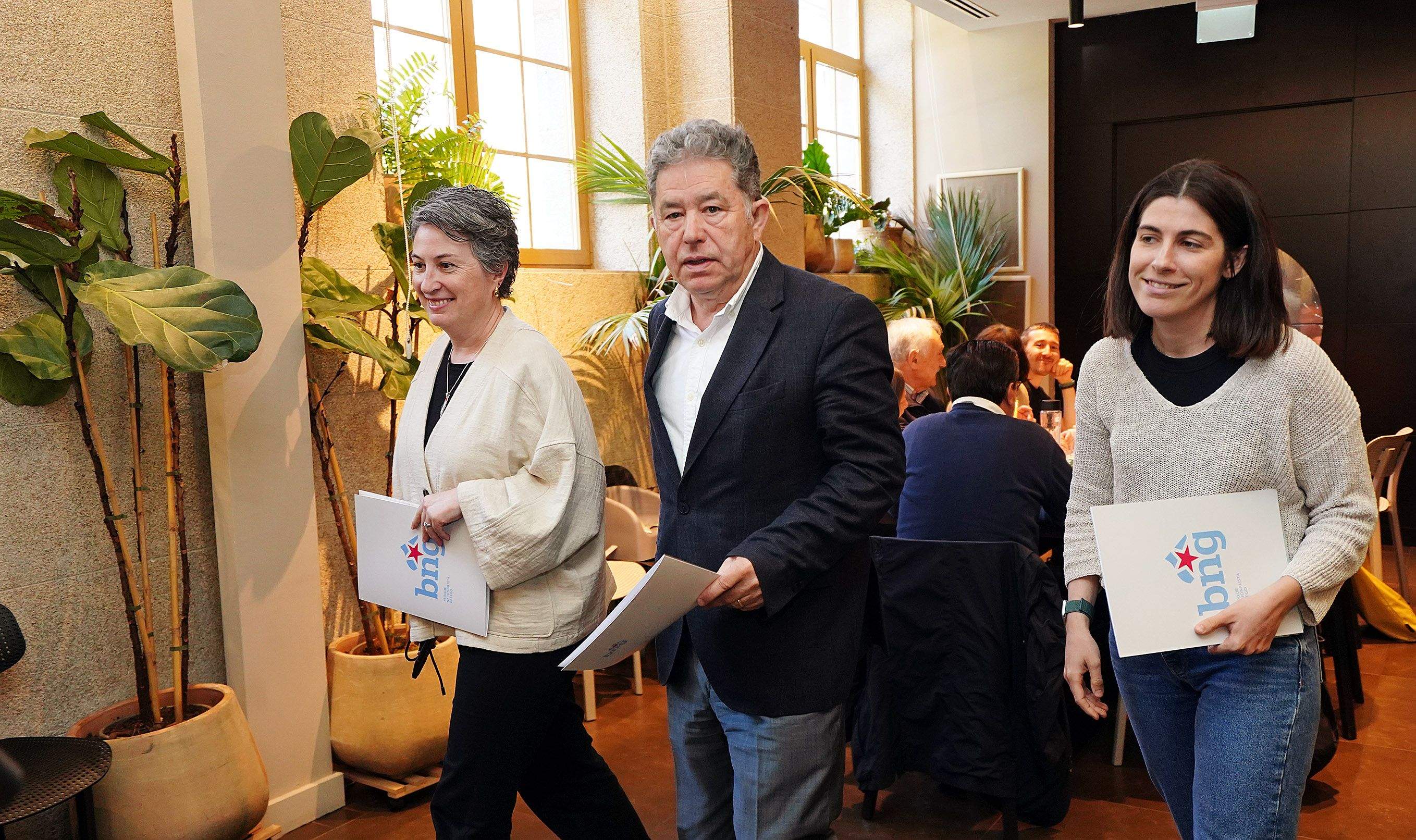 Xuntanza de Miguel Anxo Fernández Lores co seu grupo municipal e a executiva do BNG Xuntanza de Miguel Anxo Fernández Lores co seu grupo municipal e a executiva do BNG
