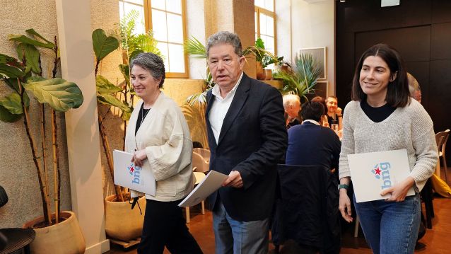 Xuntanza de Miguel Anxo Fernández Lores co seu grupo municipal e a executiva do BNG Xuntanza de Miguel Anxo Fernández Lores co seu grupo municipal e a executiva do BNG