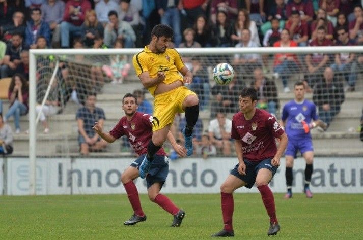 Natanael ante Kevin Presa no partido entre Pontevedra e Mensajero en Pasarón Natanael ante Kevin Presa no partido entre Pontevedra e Mensajero en Pasarón