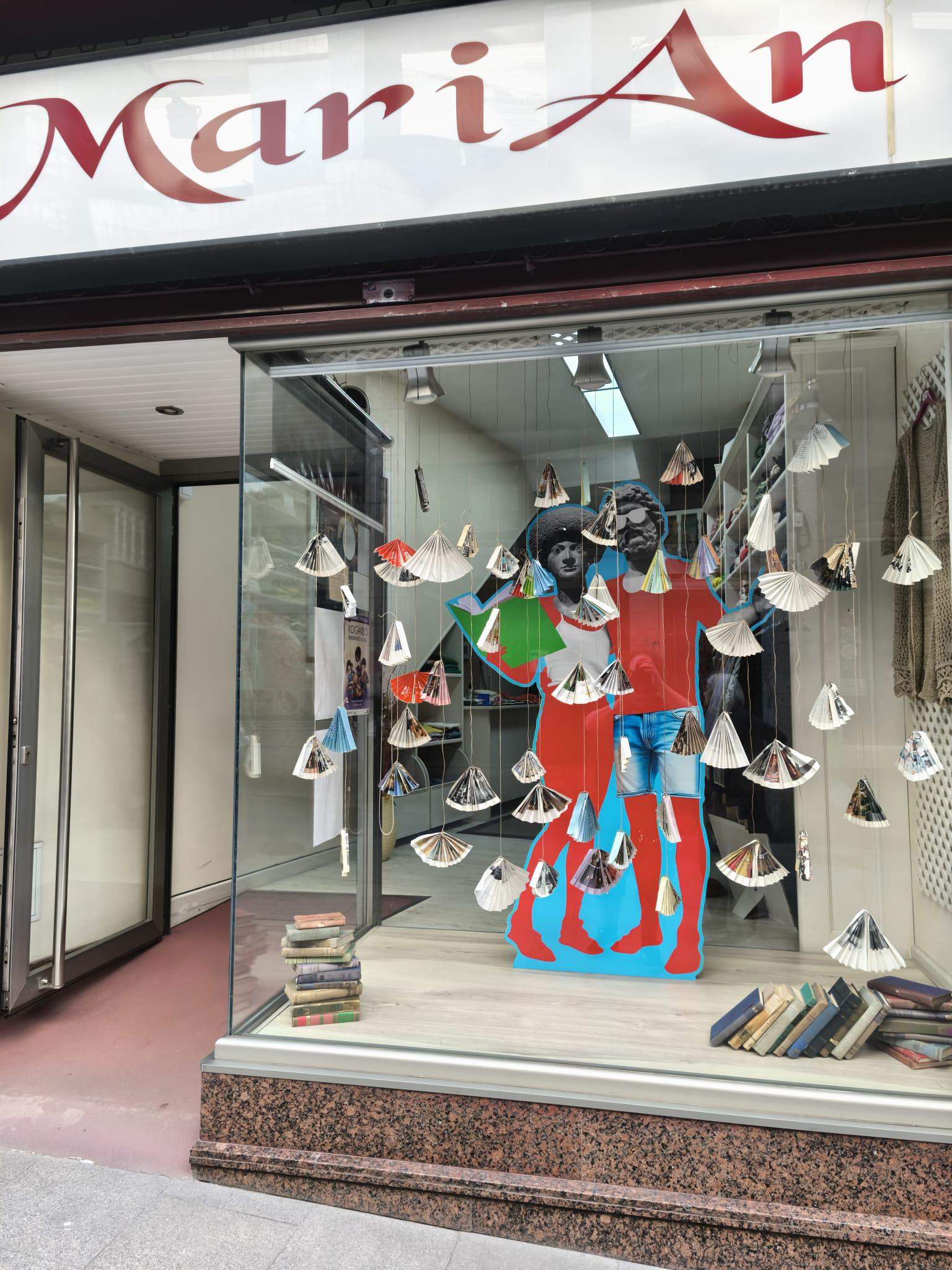 Marín decora sus calles para ser la 'Vila do Libro' Marín decora sus calles para ser la 'Vila do Libro'
