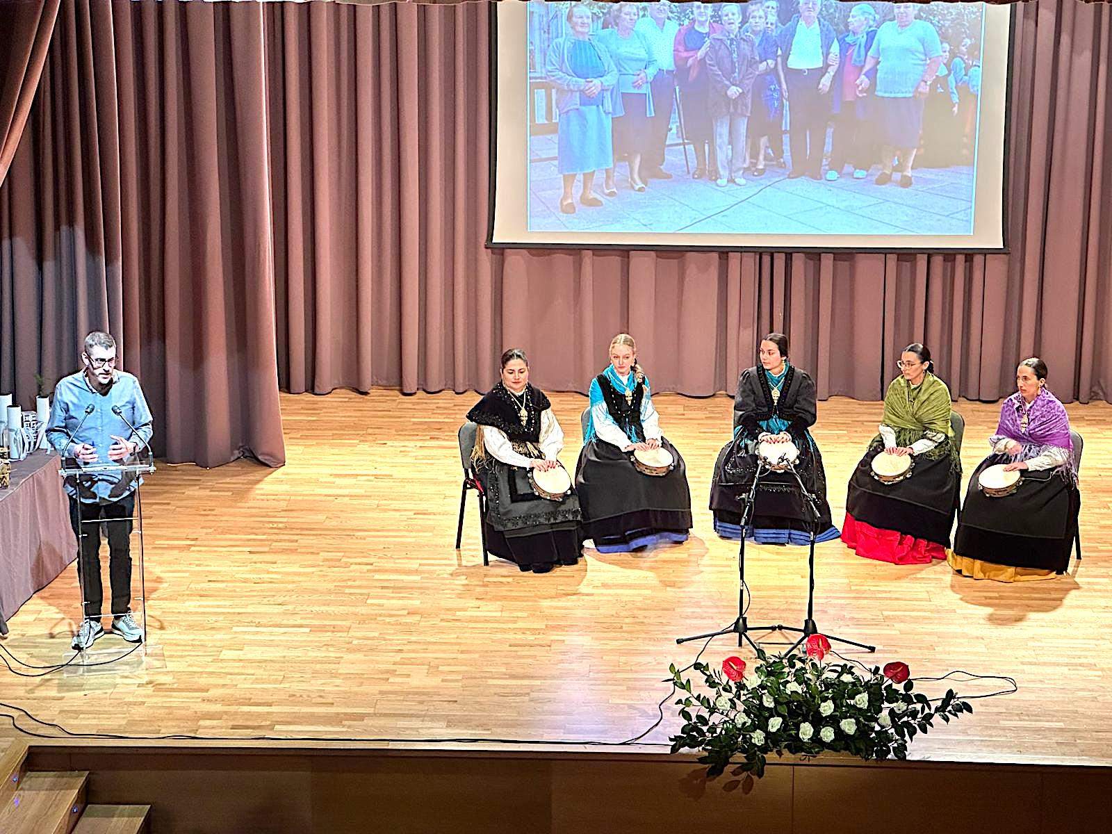 Homenaje a las Cantareiras de Barro de Arén