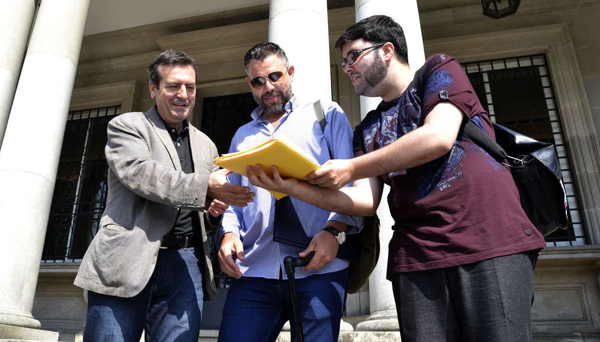 Entrega en la Subdelegación del Gobierno de la solicitud de la Declaración de Reconocimiento de Alexandre Bóveda