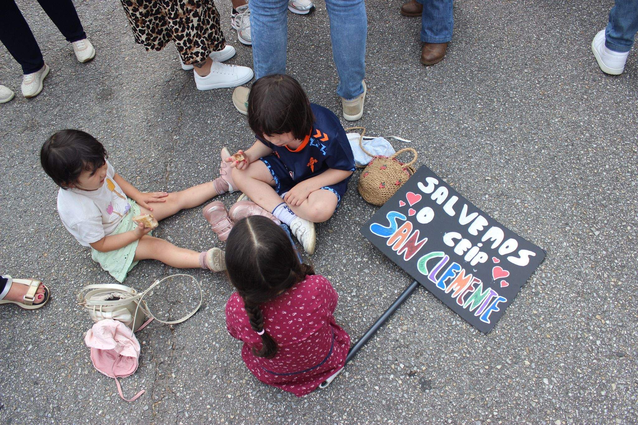 Cadena humana en defensa del CEIP San Clemente de Caldas