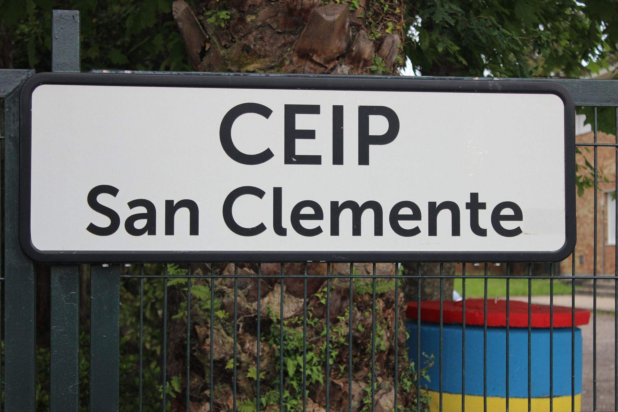 Cadena humana en defensa del CEIP San Clemente de Caldas
