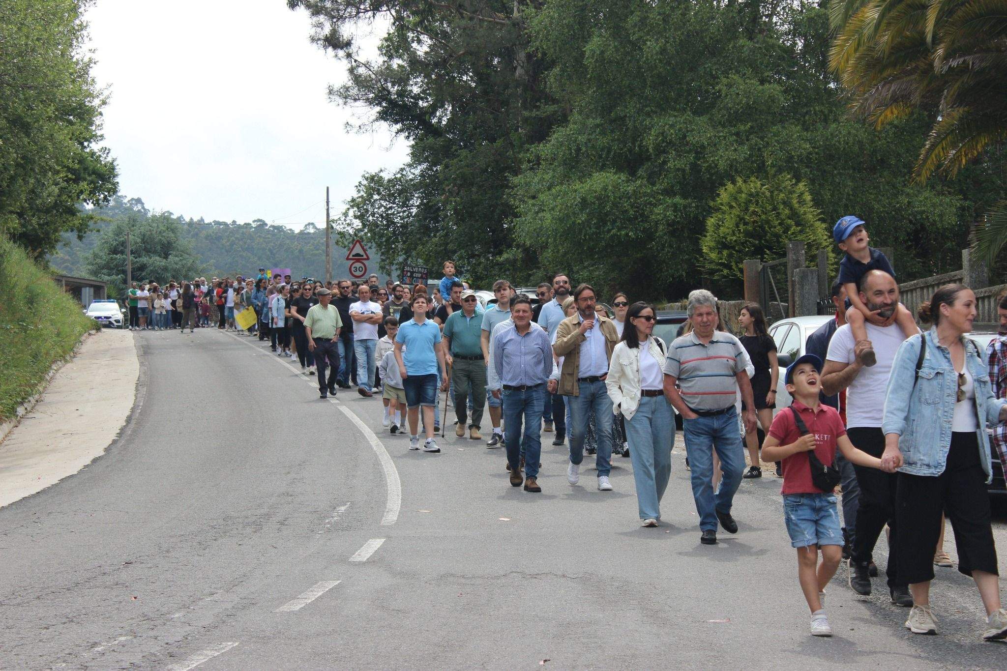 Cadena humana en defensa del CEIP San Clemente de Caldas