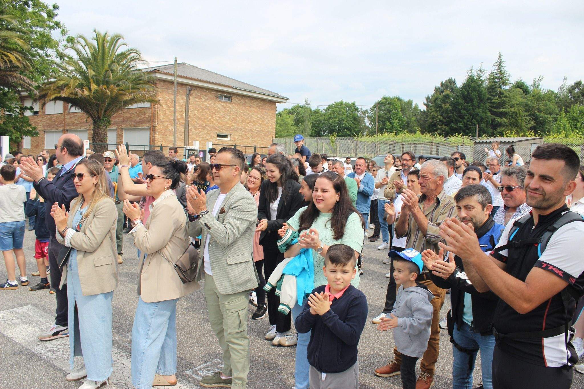 Cadena humana en defensa del CEIP San Clemente de Caldas