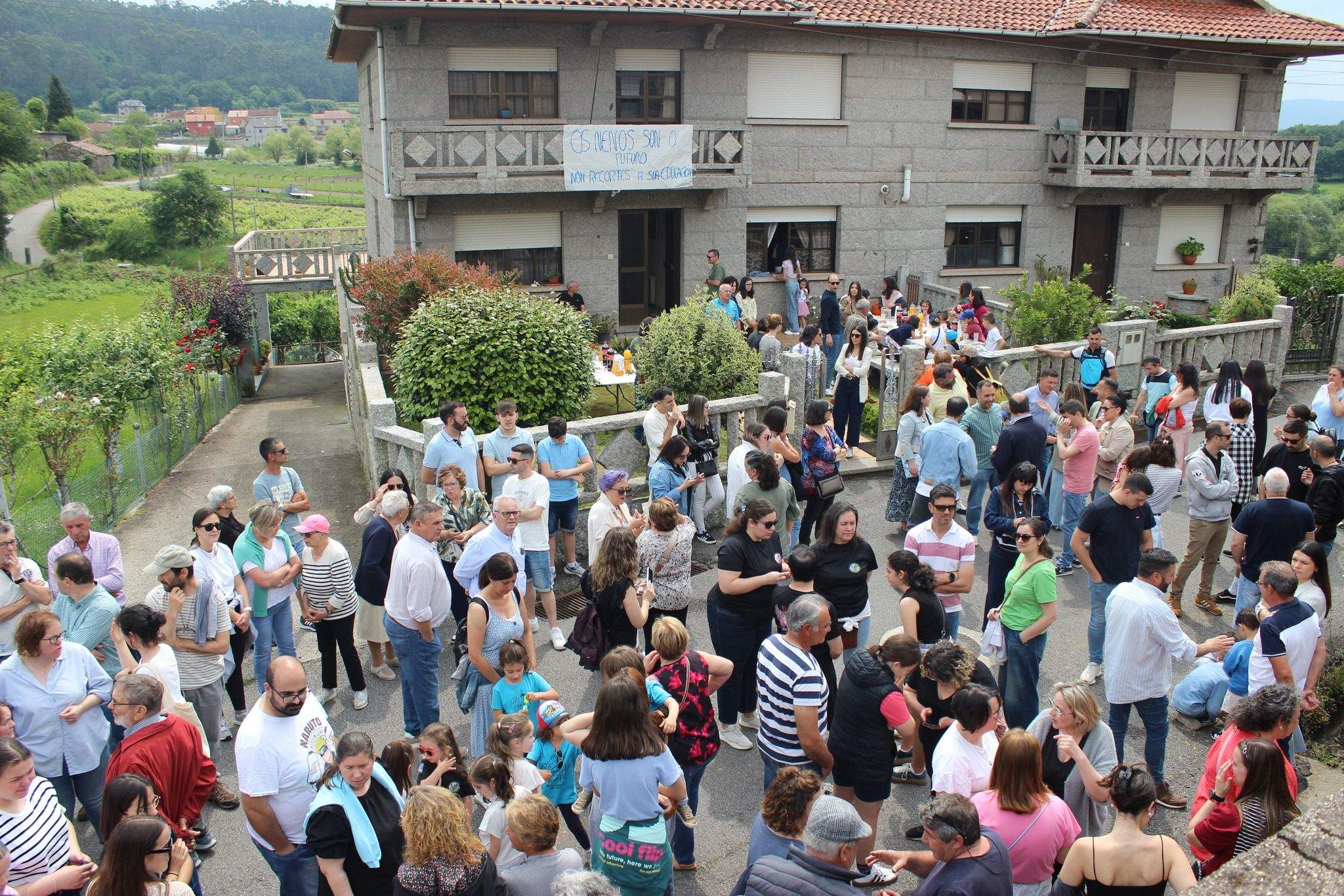 Cadena humana en defensa del CEIP San Clemente de Caldas