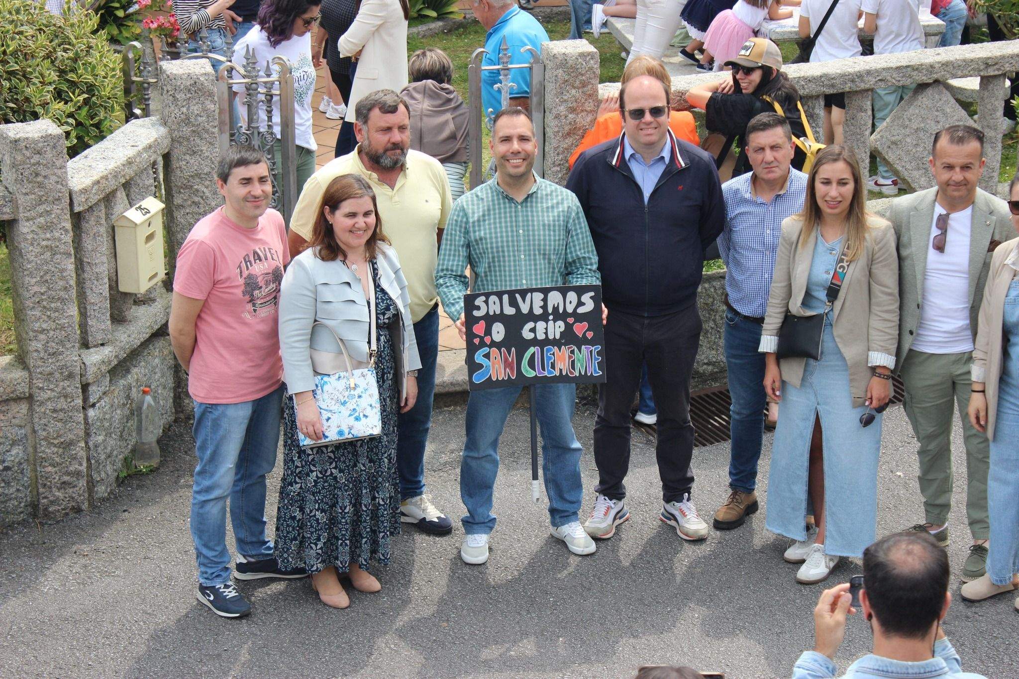 Cadena humana en defensa del CEIP San Clemente de Caldas