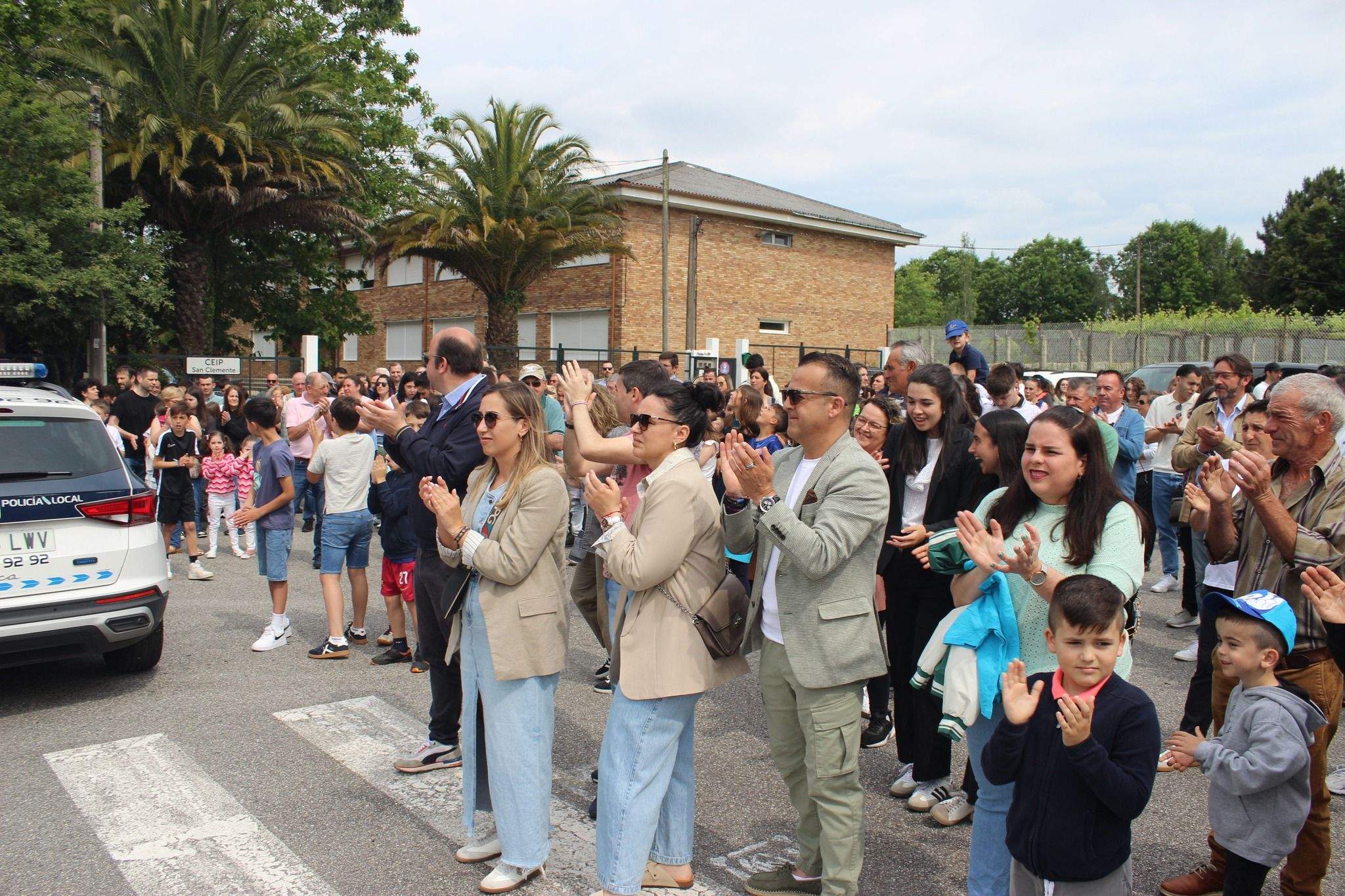 Cadena humana en defensa del CEIP San Clemente de Caldas