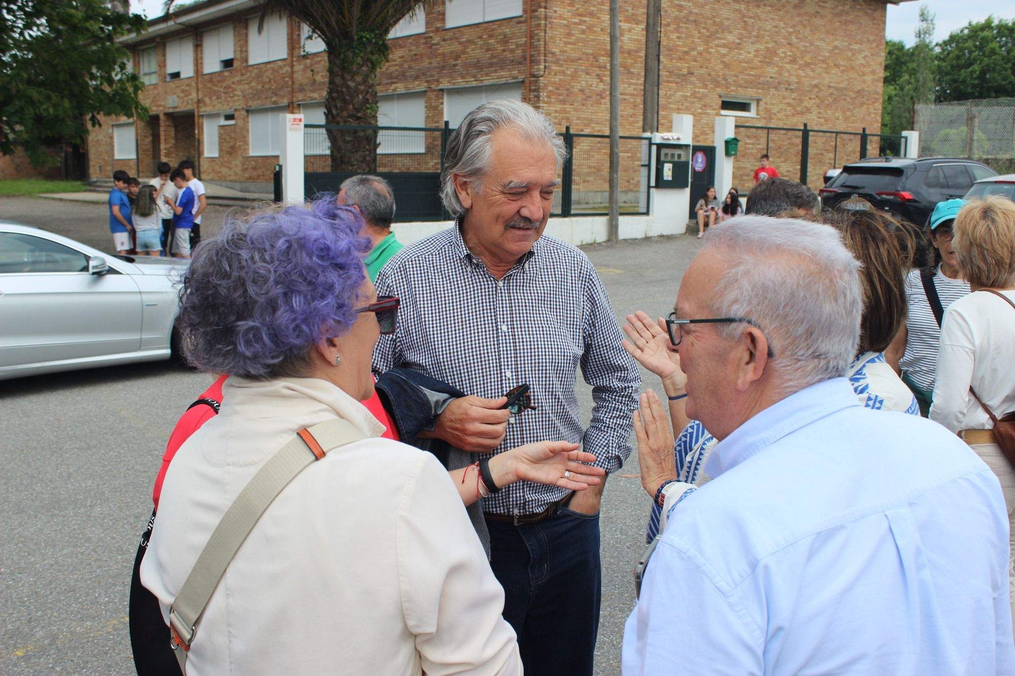 Cadena humana en defensa del CEIP San Clemente de Caldas