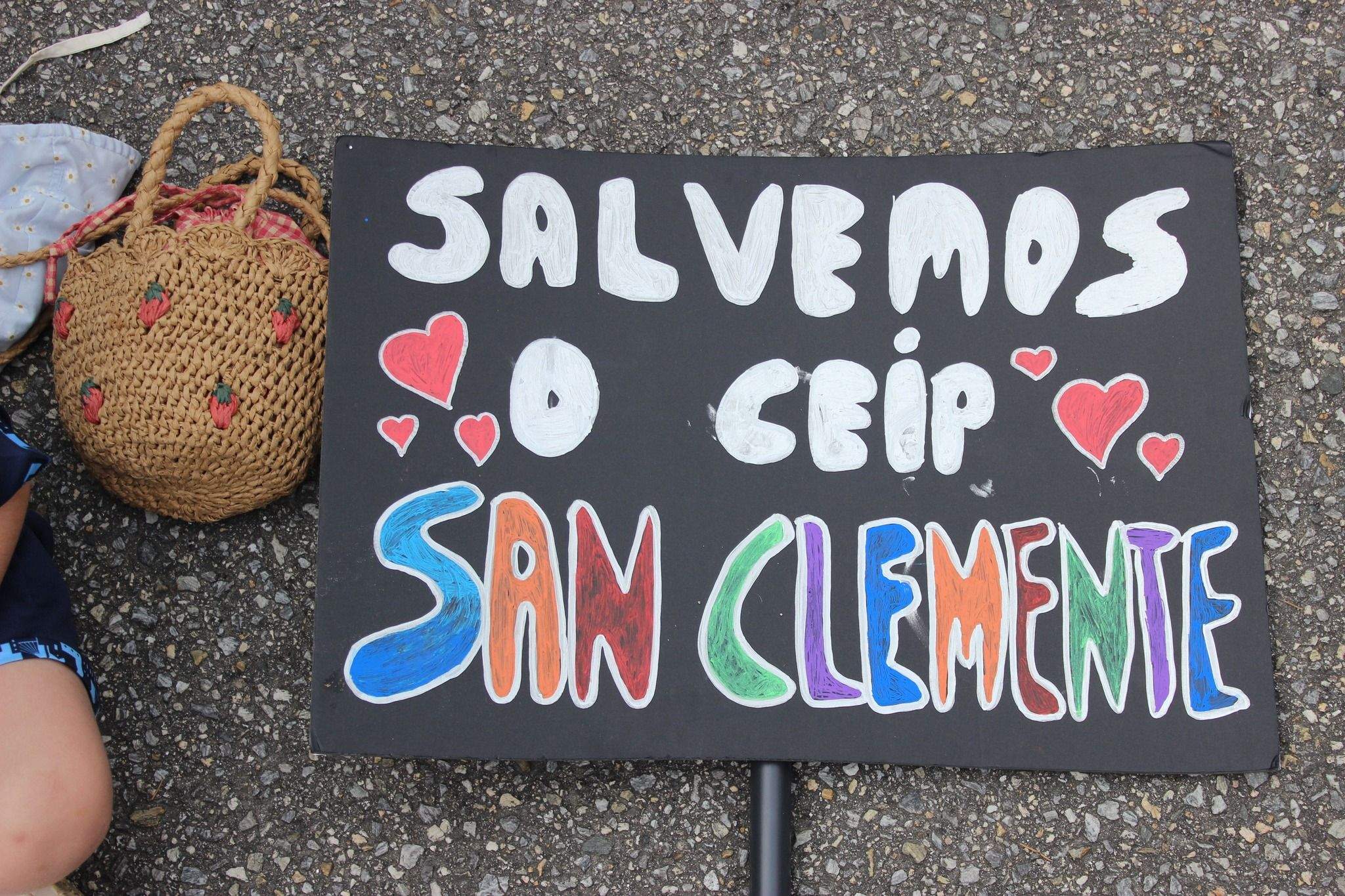 Cadena humana en defensa del CEIP San Clemente de Caldas