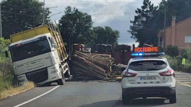 Camión con madera accidentado en Cuntis