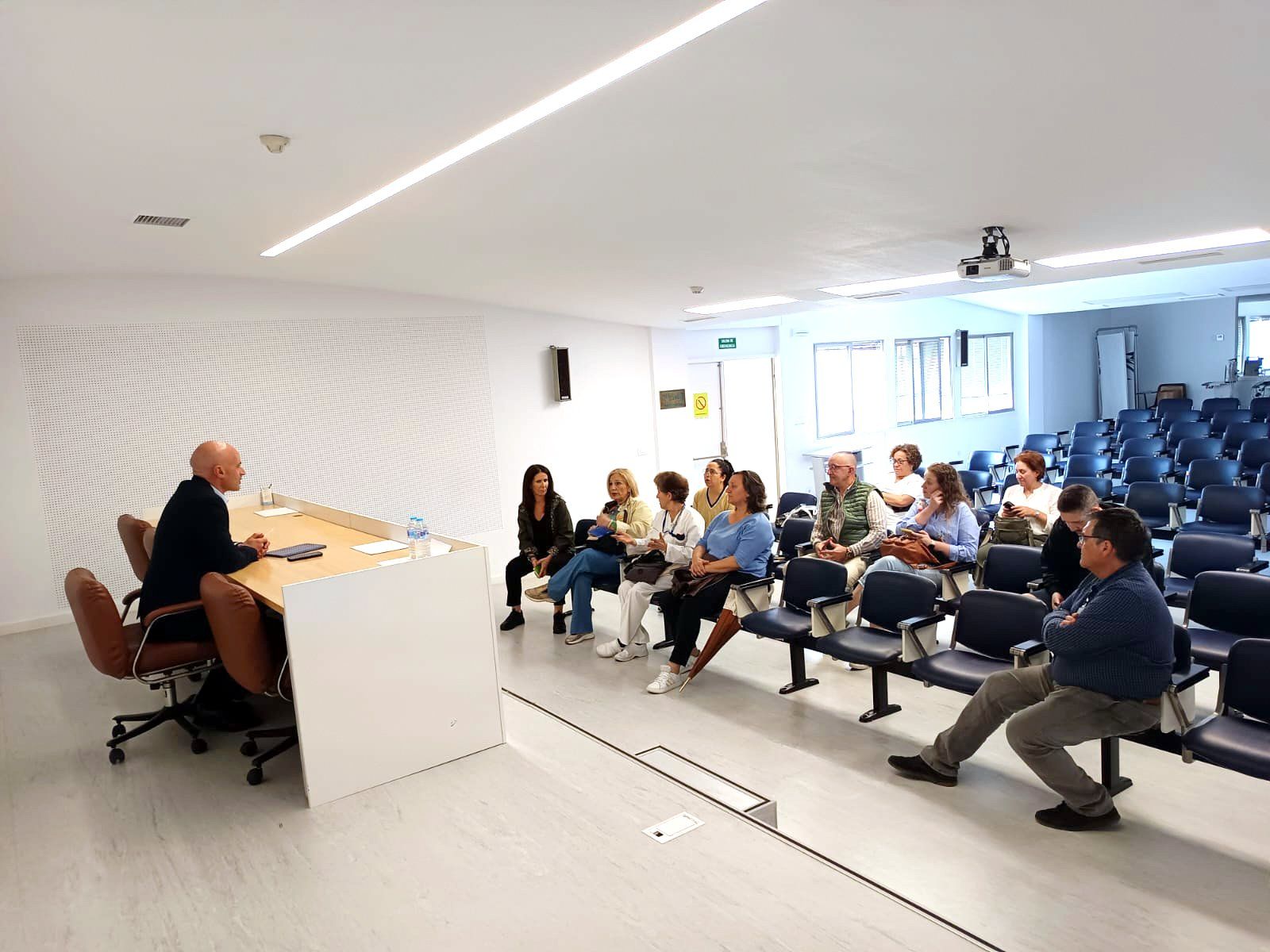 Encuentro del gerente José Flores con representantes de celadores del Complexo Hospitalario