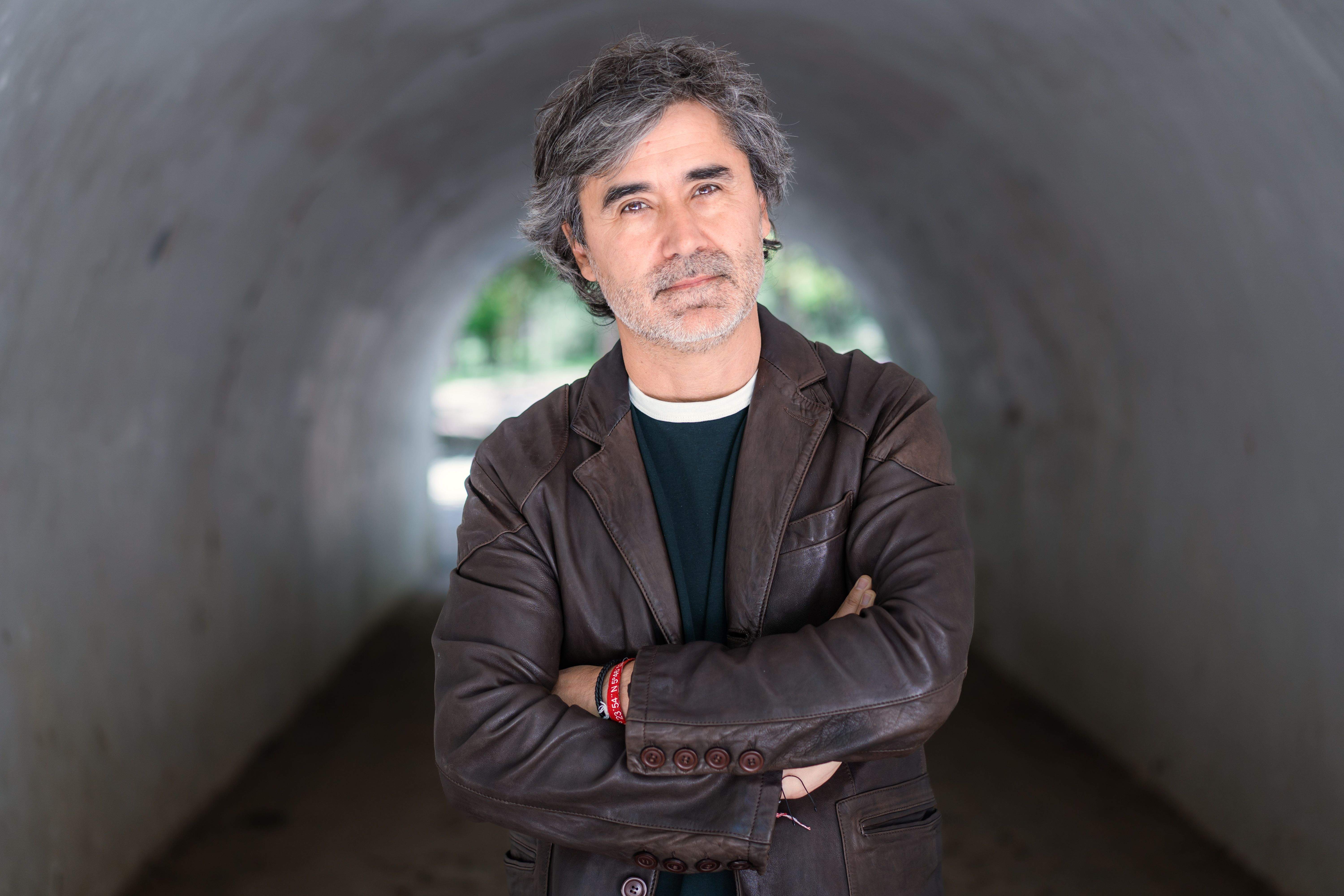 Pedro Simón reedita a súa primeira novela, 'Peligro de derrumbe'