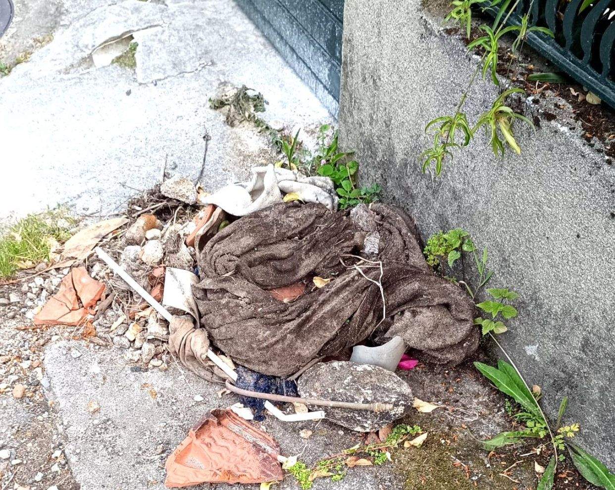 Restos de los residuos de las canalizaciones en la Rúa do Santo