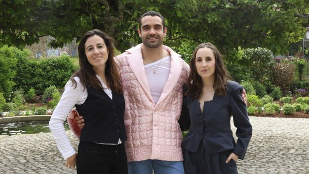 Ángeles Huerta, directora de 'Antes de Nós' (a la izquierda), con los actores Cris Iglesias y Xoán Fórneas Ángeles Huerta, directora de 'Antes de Nós' (a la izquierda), con los actores Cris Iglesias y Xoán Fórneas