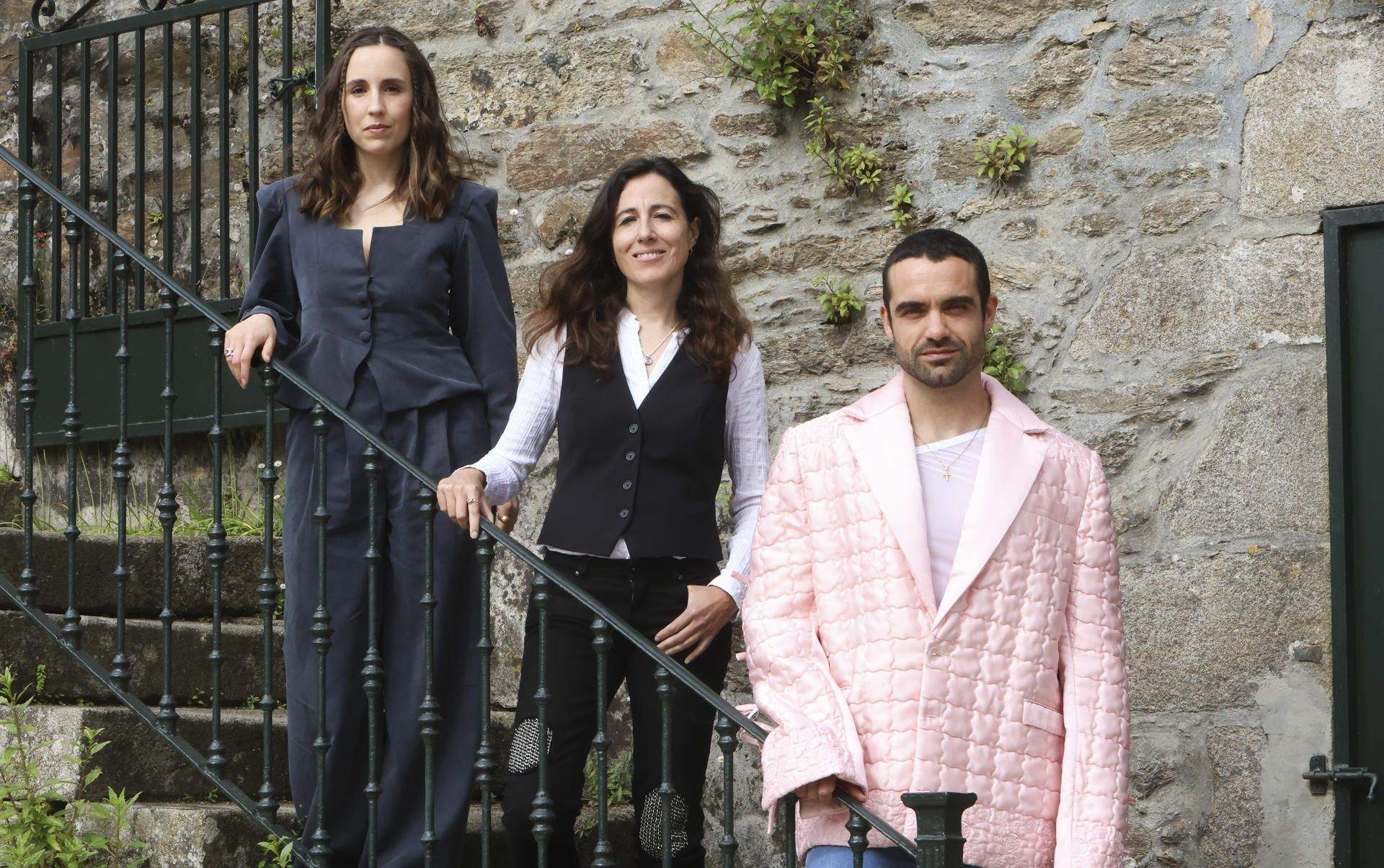 Ángeles Huerta, directora de 'Antes de Nós' (no centro), cos actores Cris Iglesias e Xoán Fórneas