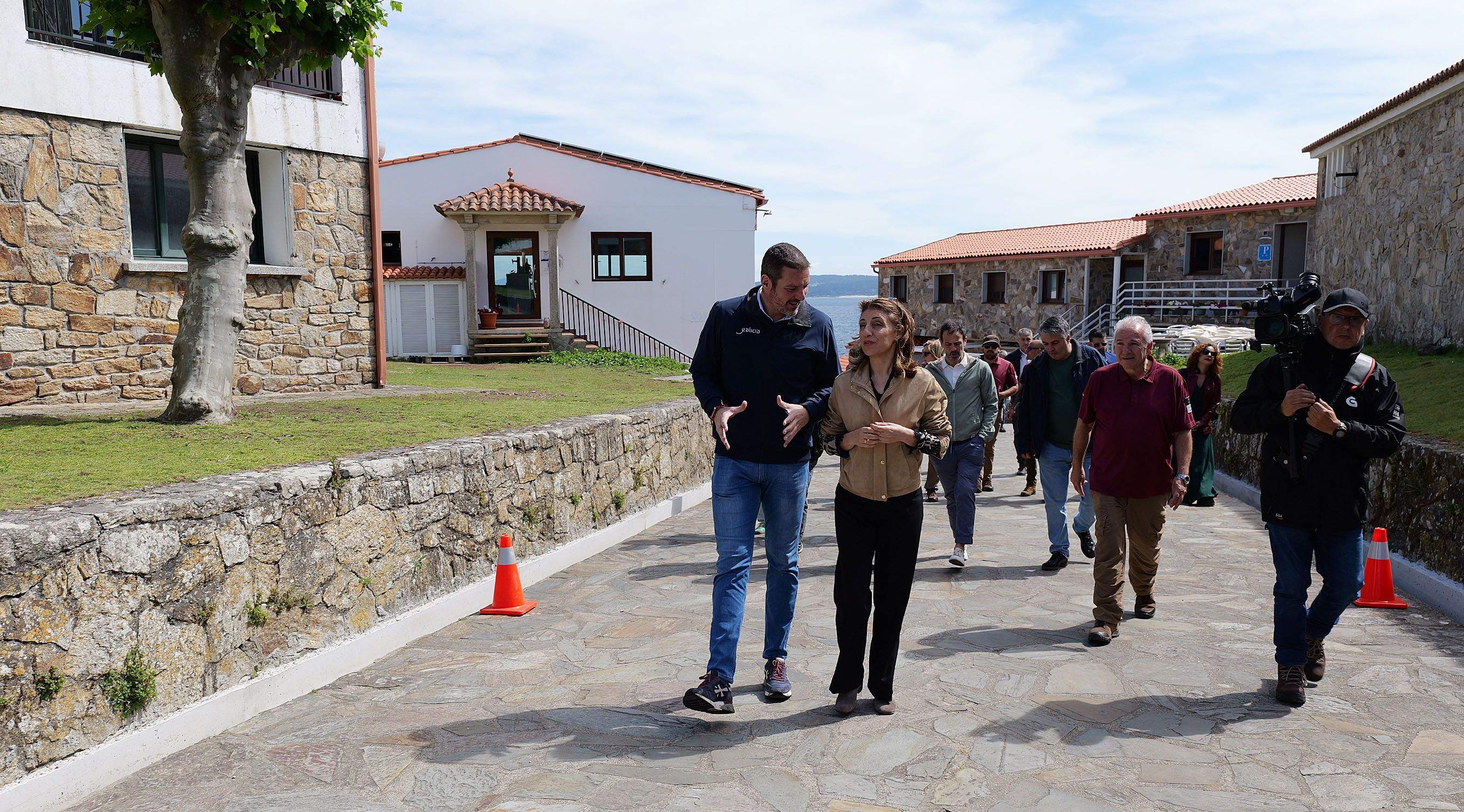 Visita de los conselleiros Ángeles Vázquez y José López a Ons Visita de los conselleiros Ángeles Vázquez y José López a Ons