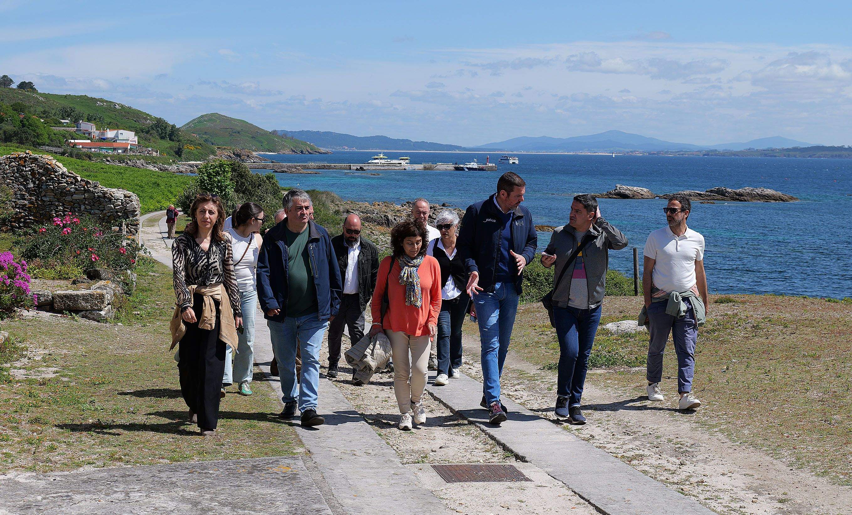 Visita de los conselleiros Ángeles Vázquez y José López a Ons Visita de los conselleiros Ángeles Vázquez y José López a Ons