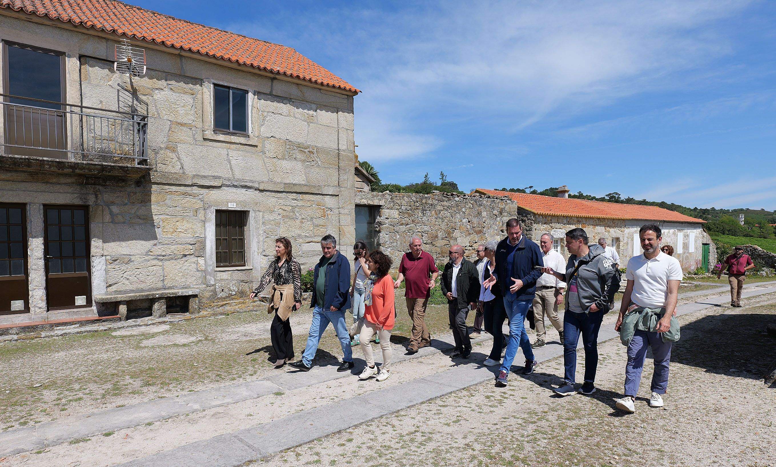 Visita de los conselleiros Ángeles Vázquez y José López a Ons Visita de los conselleiros Ángeles Vázquez y José López a Ons