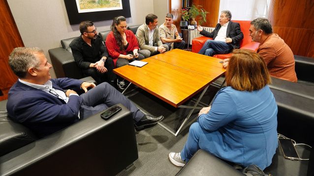 Reunión de organizadores dos Premios Martín Códax con colaboradores no despacho da Alcaldía Reunión de organizadores dos Premios Martín Códax con colaboradores no despacho da Alcaldía