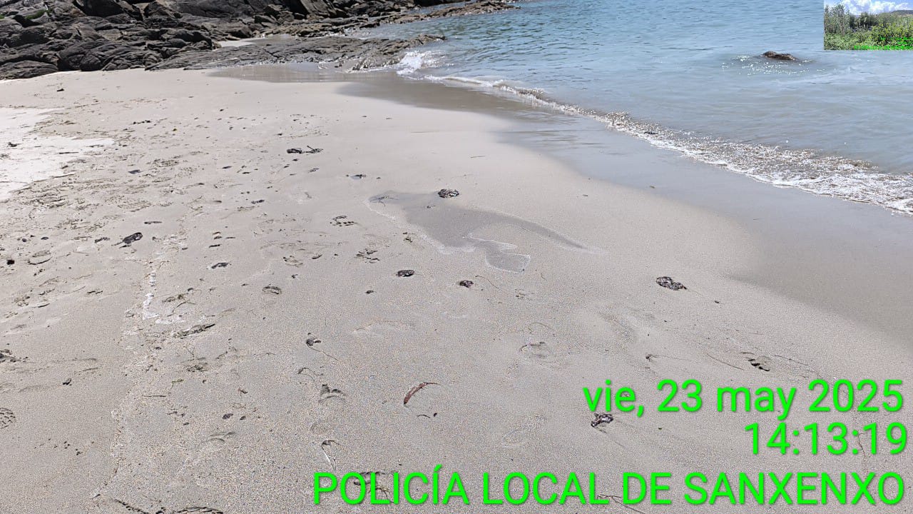 Aparecen unas bolas pegajosas en la playa de Areas