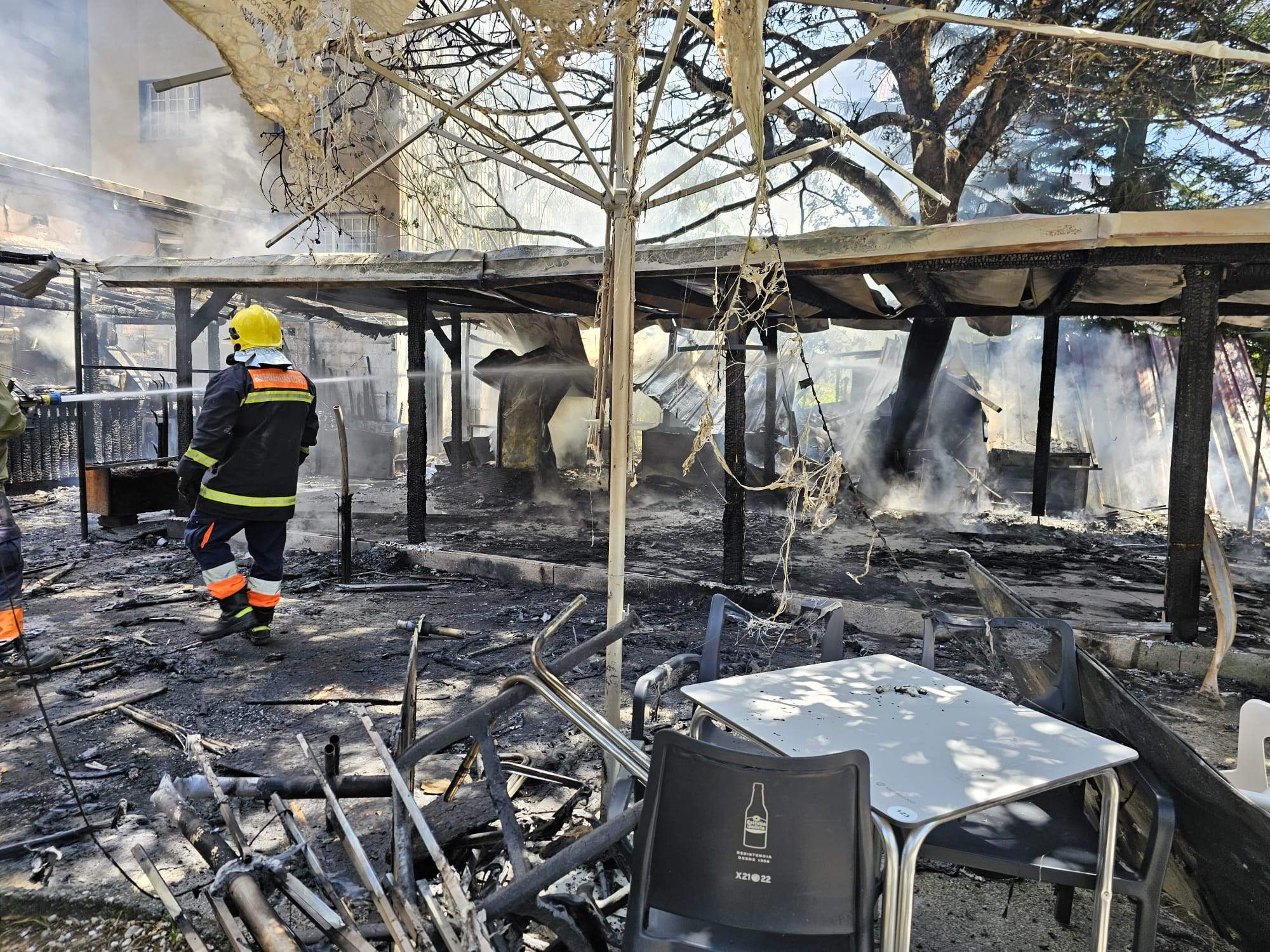 Incendio en la terraza de un local en Caldas