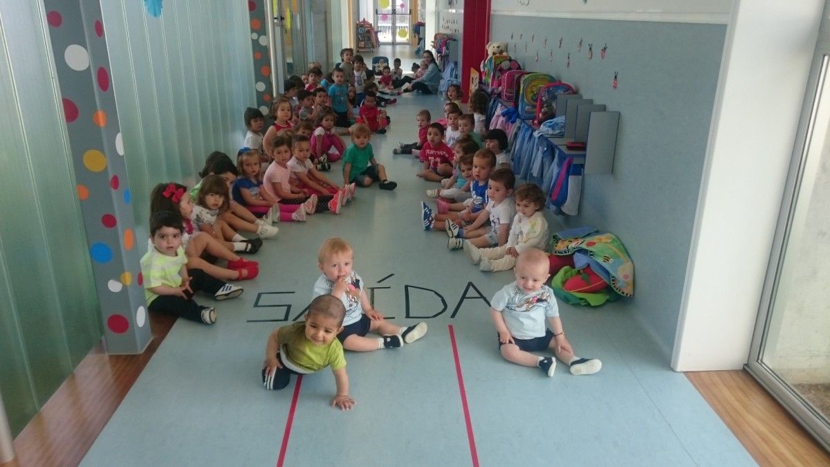 Carrera de gateo en la Escuela Infantil de O Tombo