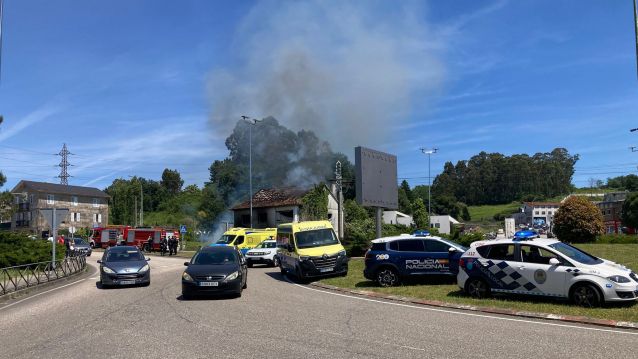 Incendio en la vivienda situada cerca de la rotonda de Montecelo, en Mourente Incendio en la vivienda situada cerca de la rotonda de Montecelo, en Mourente