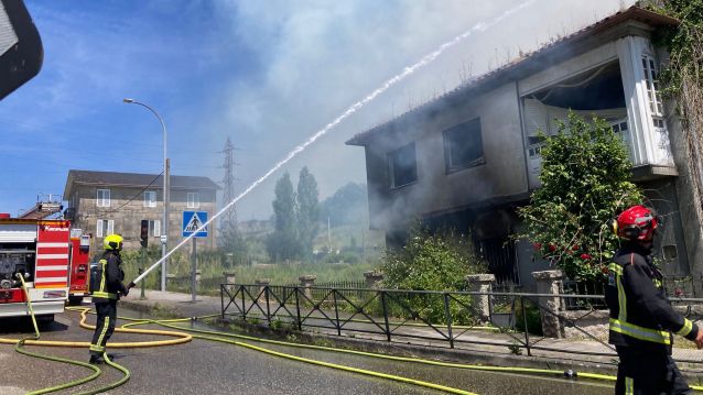 Los bomberos de Pontevedra apagan el fuego en la vivienda Los bomberos de Pontevedra apagan el fuego en la vivienda