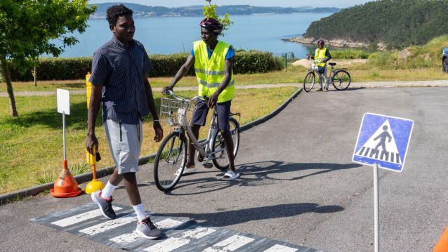 Migrantes practicando seguridade viaria en Sanxenxo Migrantes practicando seguridade viaria en Sanxenxo