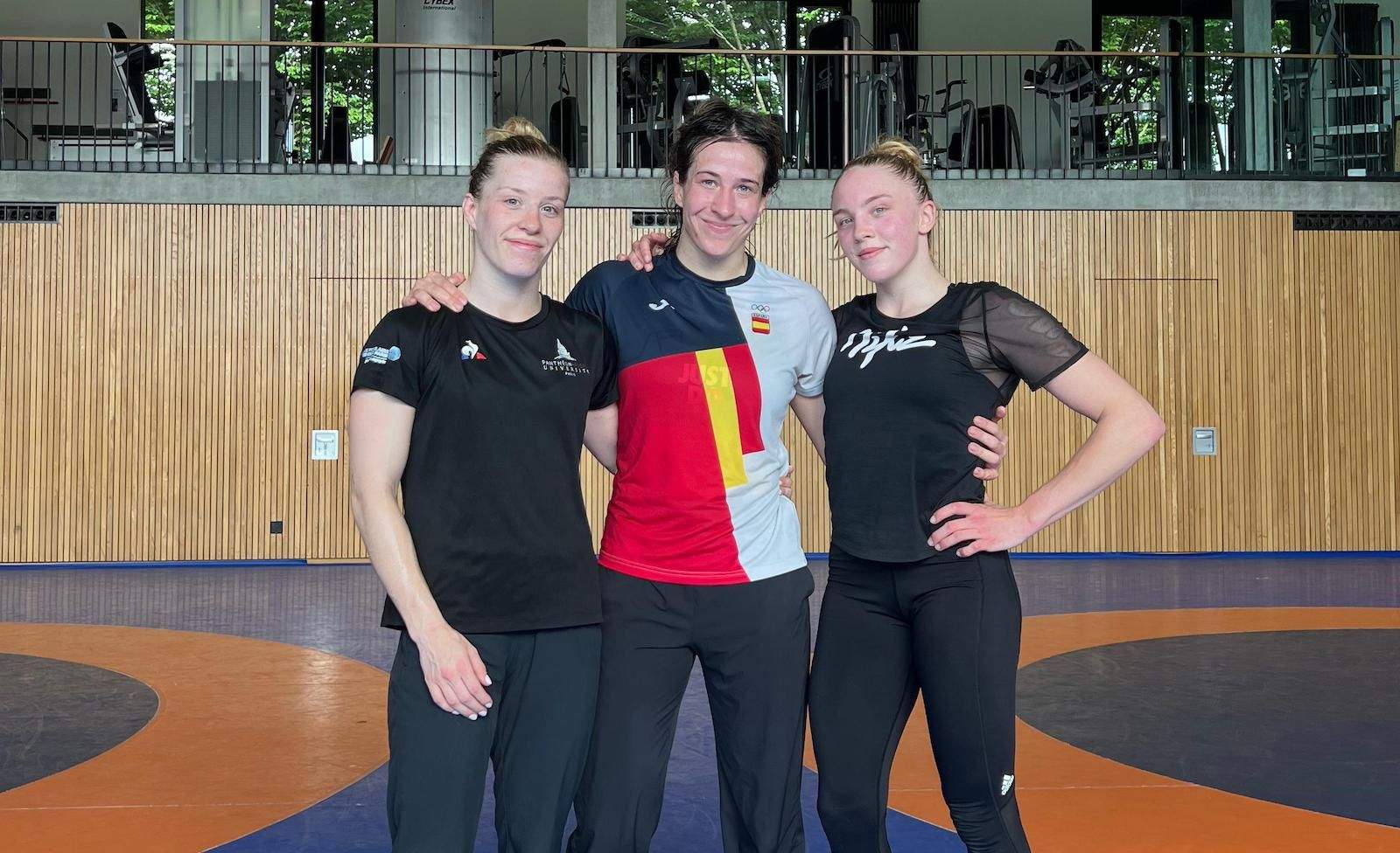 Lydia Pérez con dos deportistas francesas en Friburgo