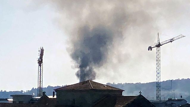 Columna de humo que provocó el incendio en Rúa Prado Novo