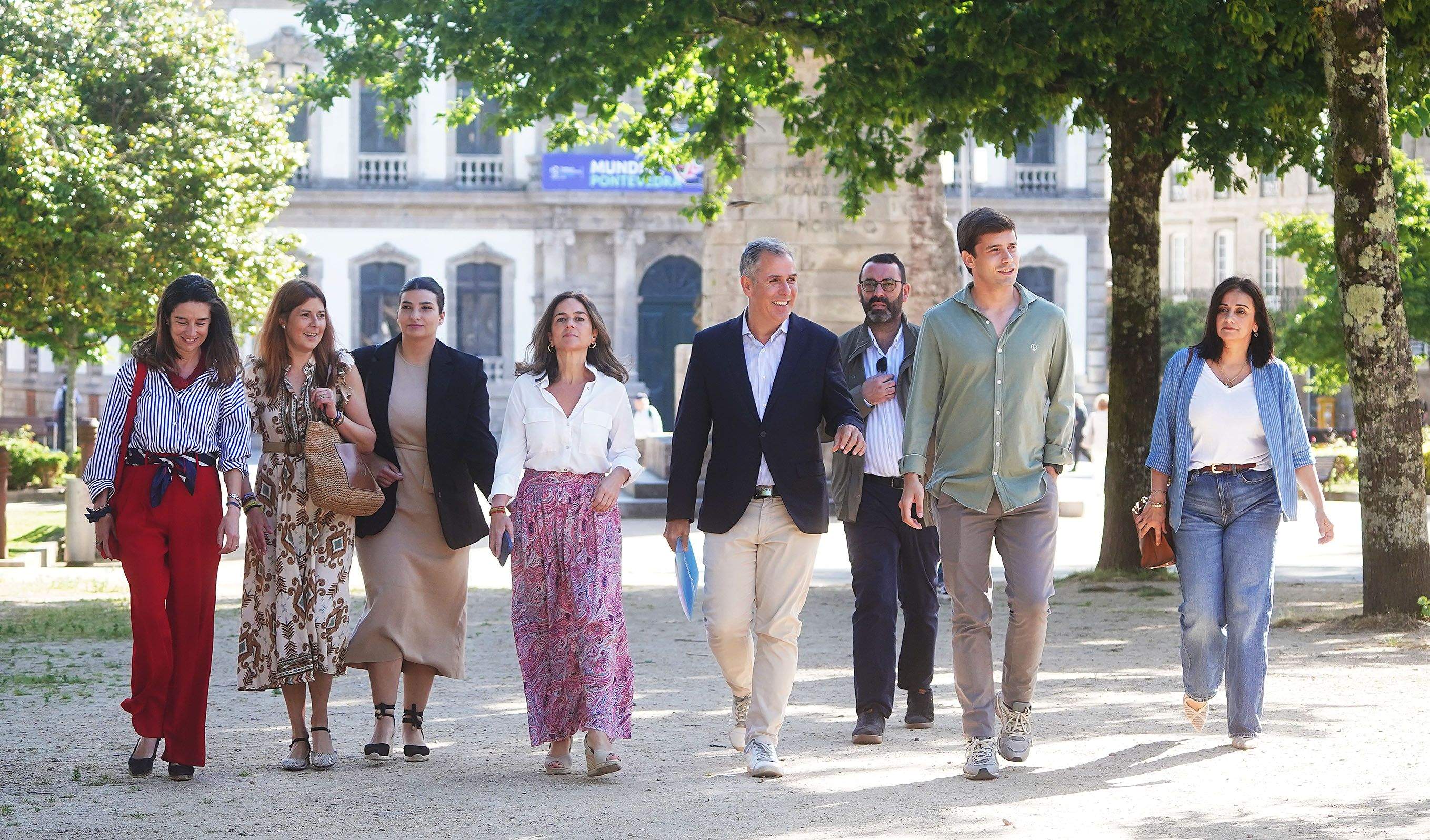 Rafa Domínguez, portavoz municipal del PP, acompañado por siete de sus diez concejales