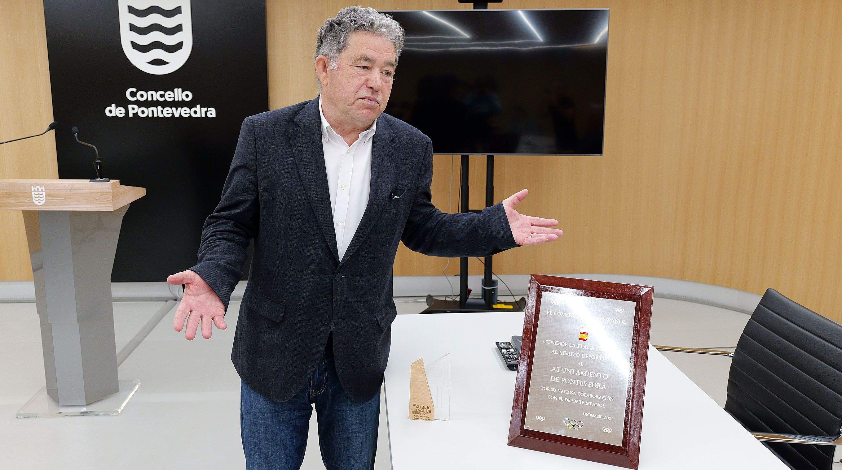 Fernández Lores presentó los nuevos premios concedidos a Pontevedra