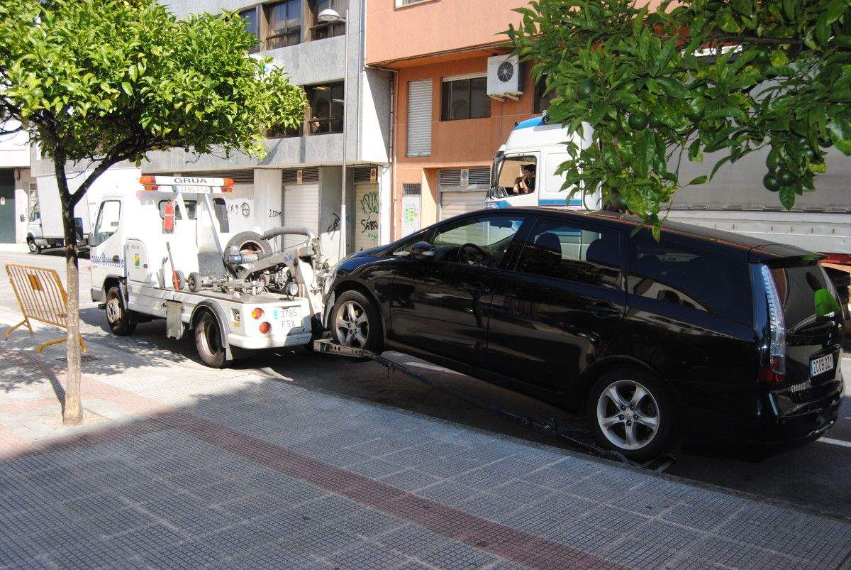 La grúa se lleva un vehículo