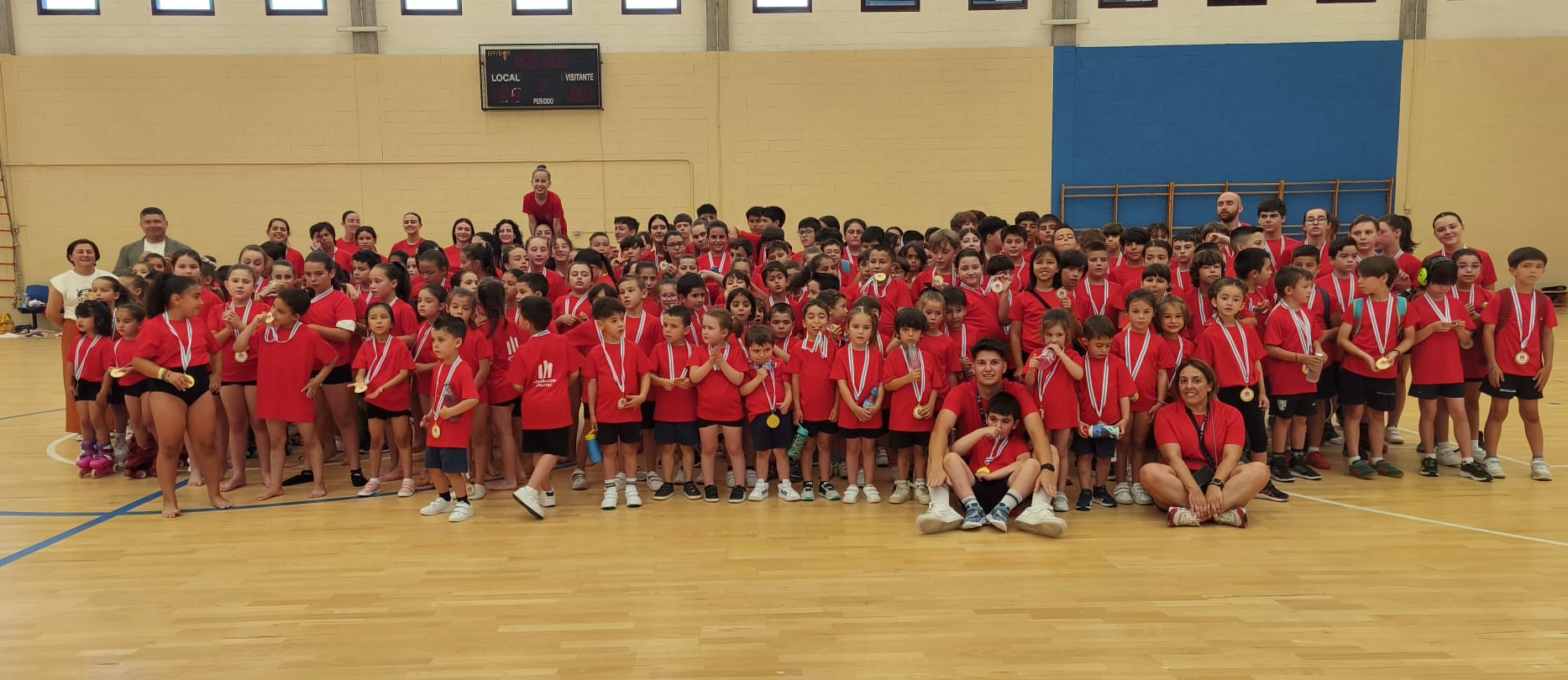 Foto de familia en la clausura de las escuelas deportivas de Soutomaior