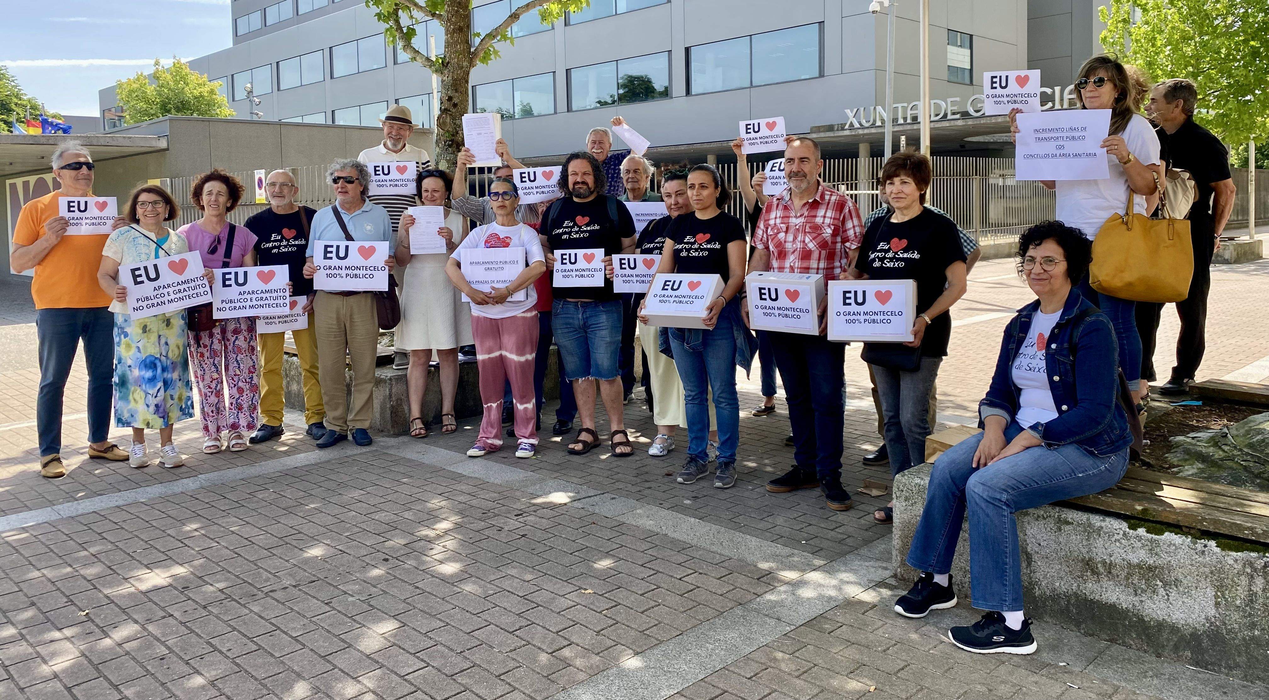 SOS Sanidade Pública presenta 12.000 firmas en la sede de la Xunta en Campolongo