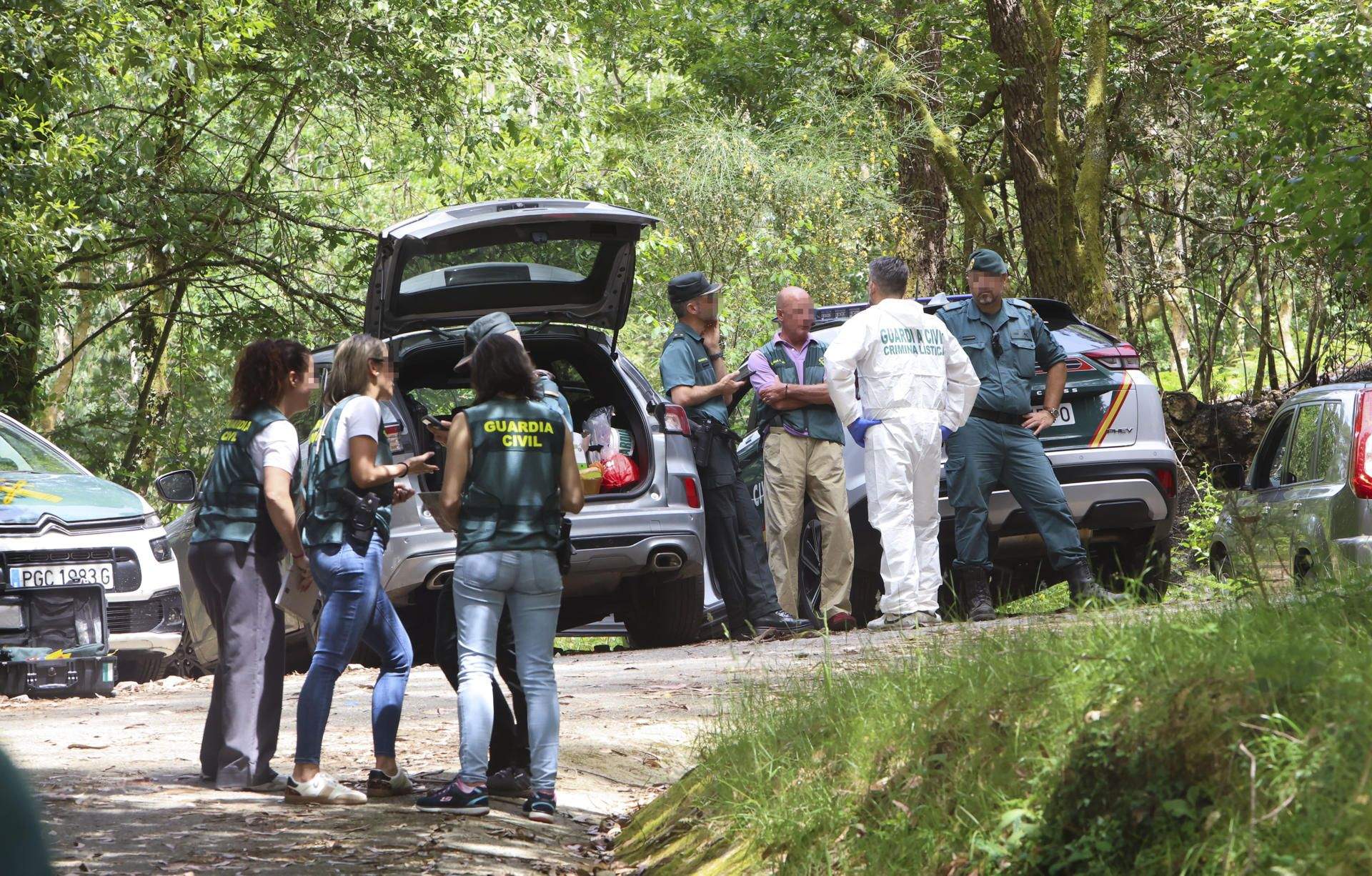 A Garda Civil investiga o achado de dous cadáveres dentro dun coche calcinado en Campo Lameiro