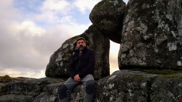 Calros Solla ao pé de Portalén (ano 2020), dezaoito anos despois da súa descuberta. Calros Solla ao pé de Portalén (ano 2020), dezaoito anos despois da súa descuberta.