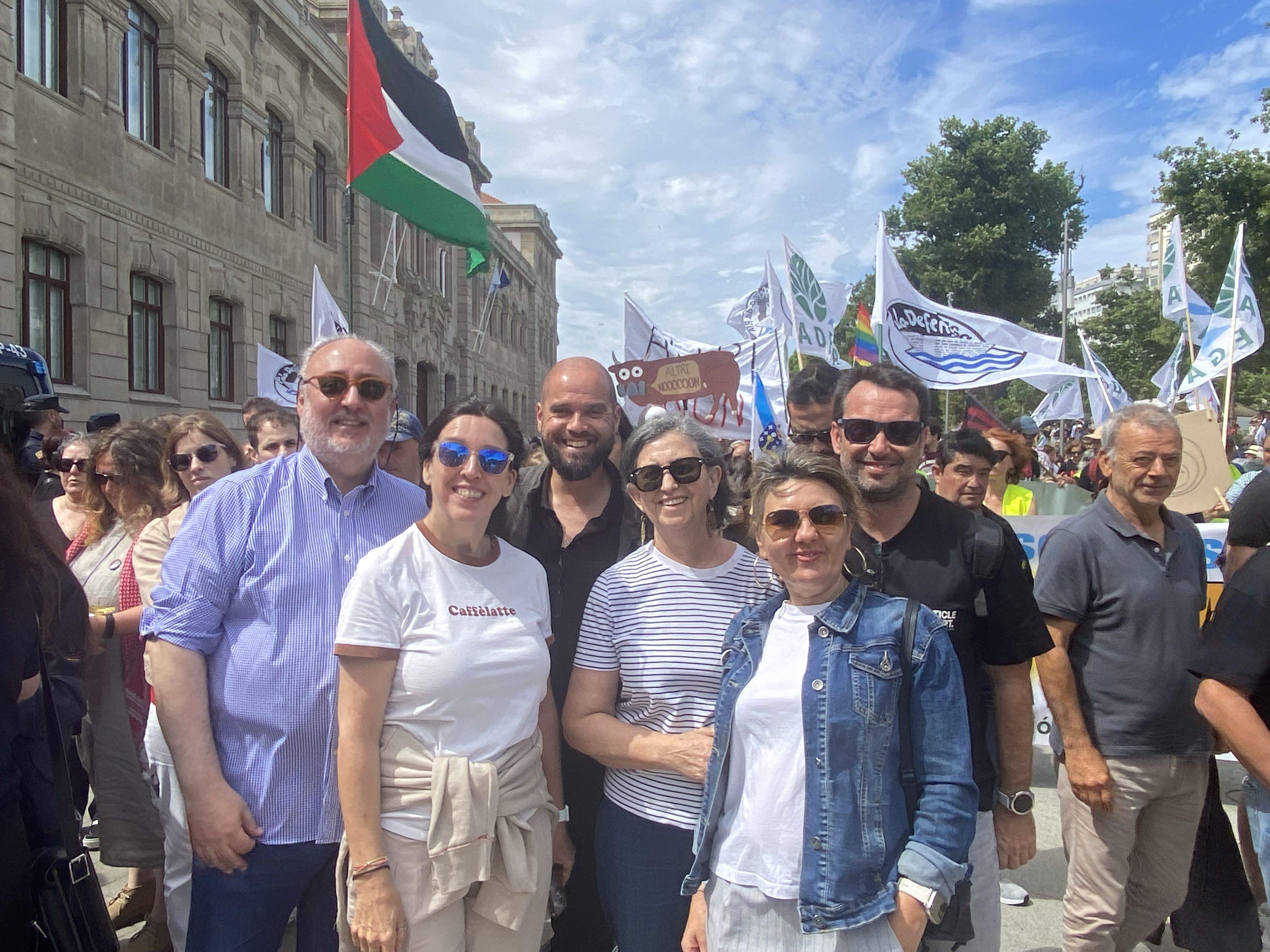 Representantes del PSOE, en la marcha contra las celulosas de ENCE y ALTRI
