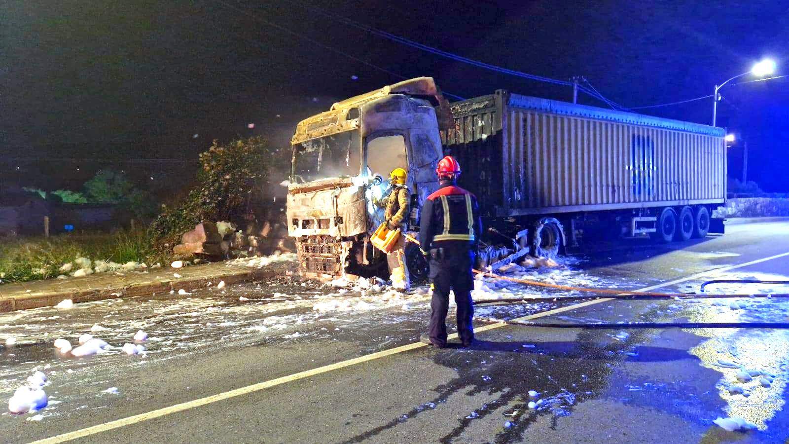 Efectivos de Emerxencias revisan a cabina do camión incendiado en Samieira